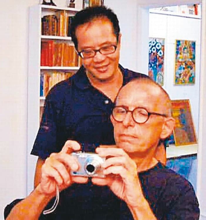 畢安生(前)與伴侶曾敬超(後)在台灣共同生活30多年,他的犧牲也促成同性婚姻加速立法。(翻攝畢安生臉書)