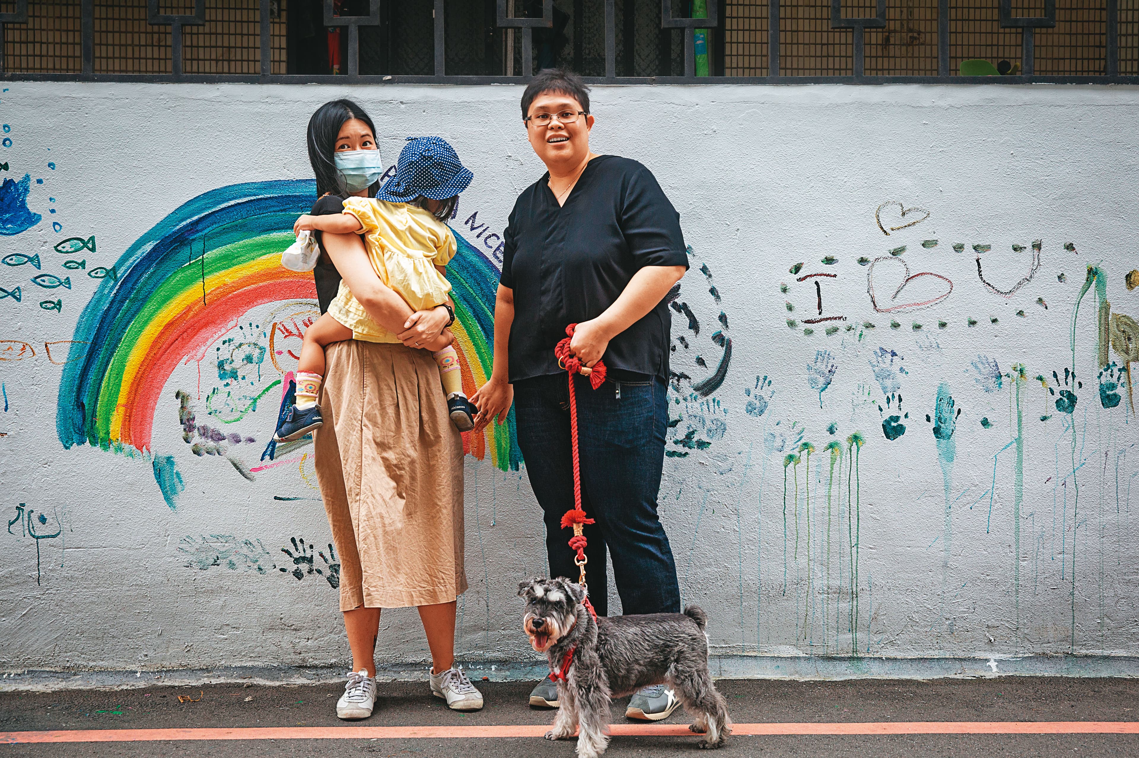新加坡籍的鄧美蘋(右)與原香港籍的小C(左)喜歡台北的公園與友善同志的環境,認為台灣適合定居育兒。