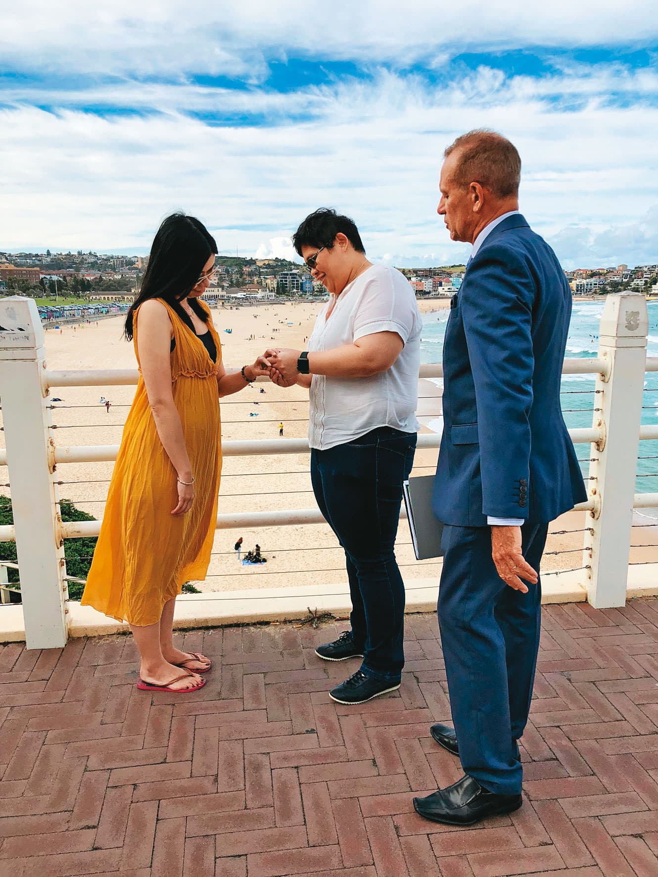 鄧美蘋(中)與小C(左)在澳洲登記結婚,為了育兒做準備。(鄧美蘋提供)