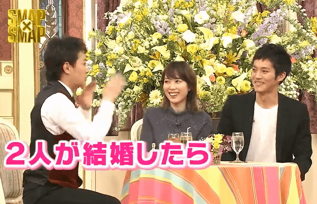 中居正廣(左)曾說過戶田惠梨香(中)和松坂桃李很登對,兩人在5年後閃婚震驚演藝圈。(翻攝自富士電視台畫面)