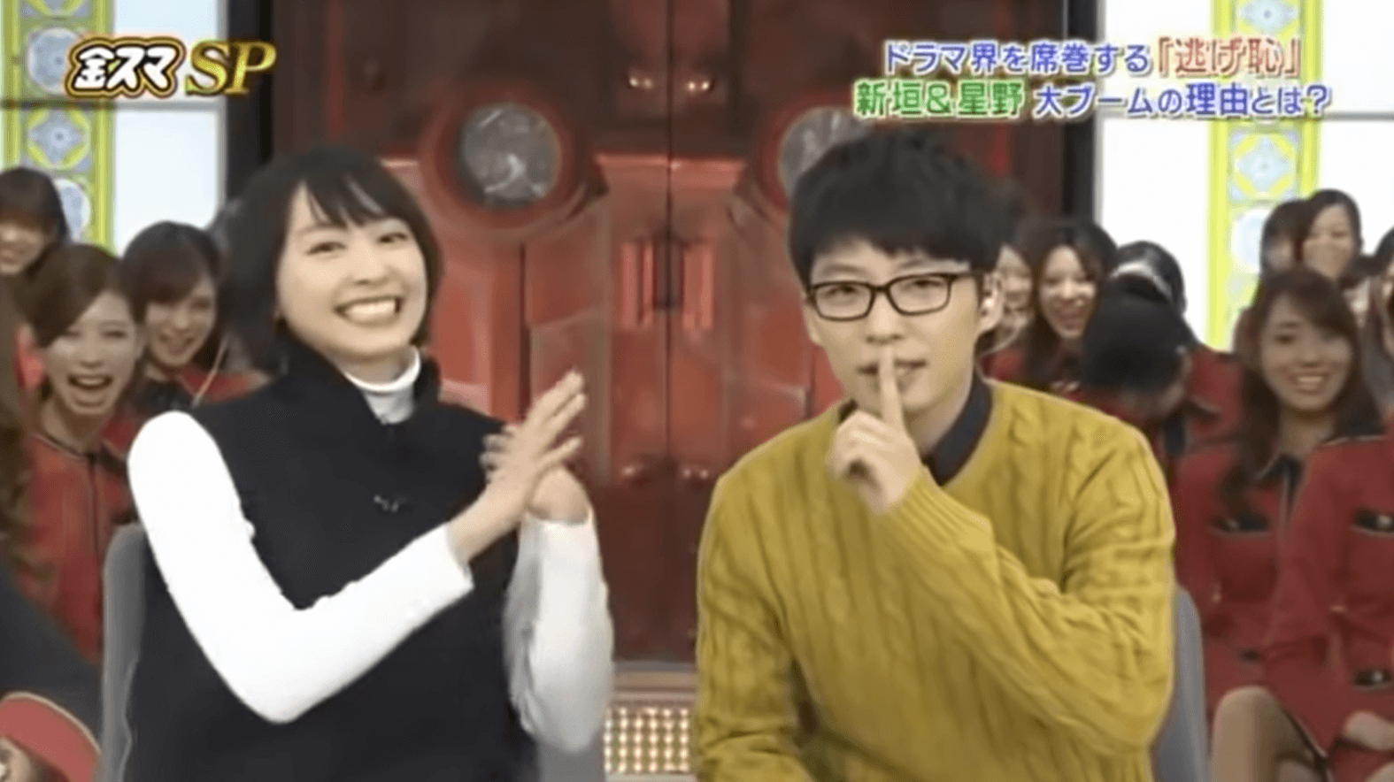 被中居問到是否交往中?星野源(右)作勢比「噓」,讓一旁的新垣結衣顯得有些慌張。(翻攝自TBS畫面)