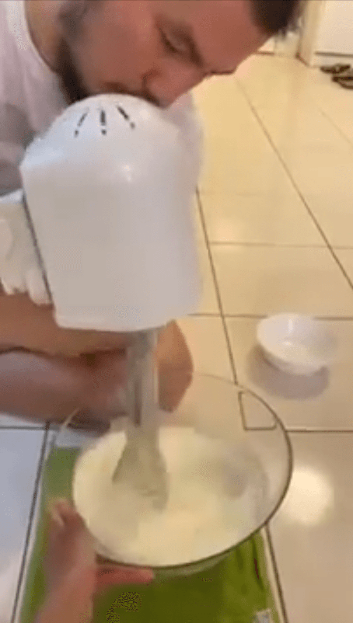 因為家裡沒有電動打蛋器,李銘忠利用電扇的軸心裝上普通打蛋器來打發麵糊,做出的成品口感竟相當滑順。(凱渥提供)