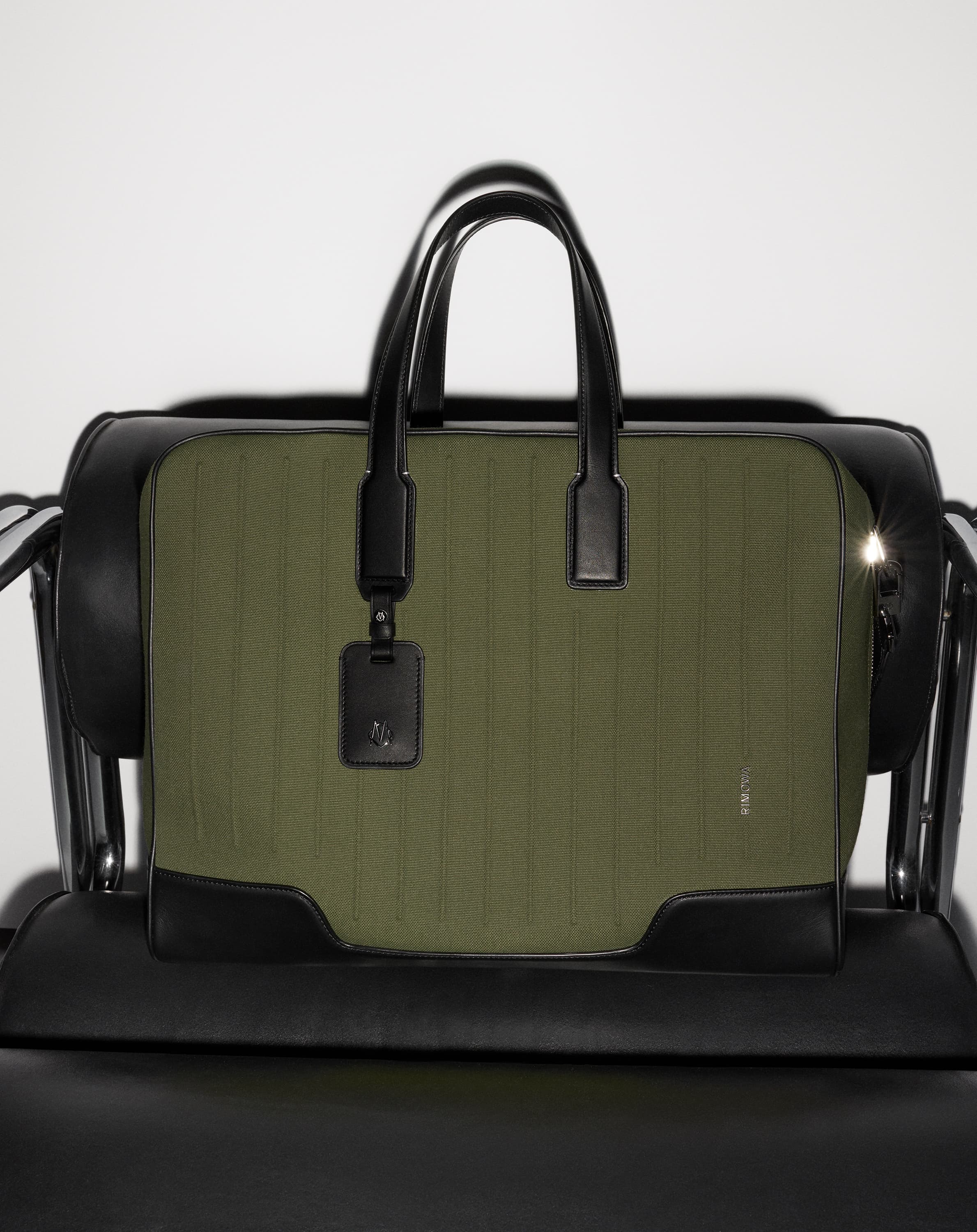 綠色RIMOWA Never Still Weekender NT$52,700 RIMOWA。（RIMOWA提供）
