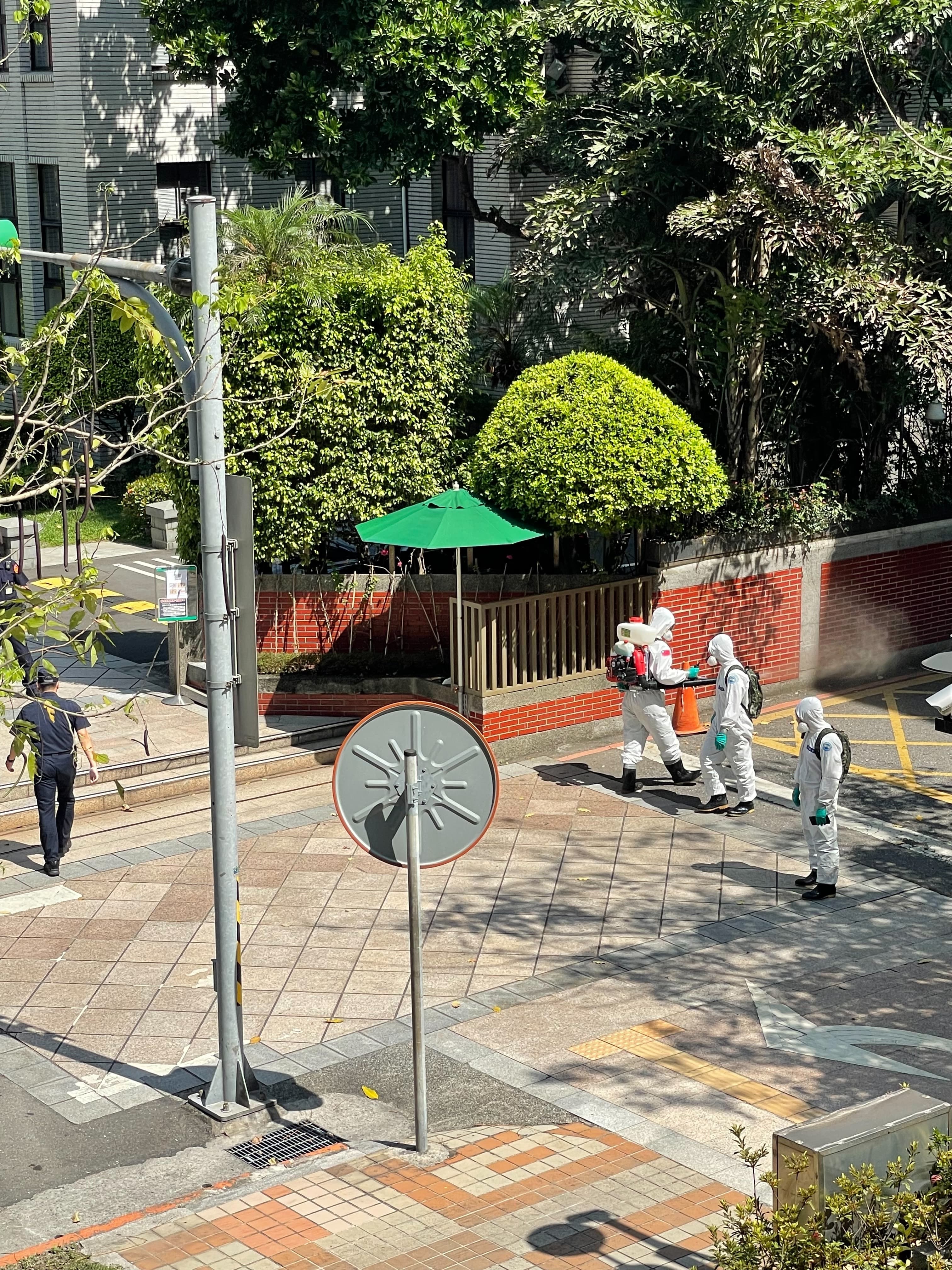 除了化學兵消毒,立院也淨空與羅致政同樓層的立委辦公室。(讀者提供)
