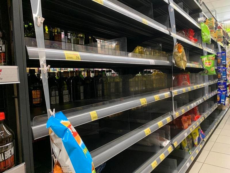 民眾湧入賣場搶購囤貨,反而變成另一種群聚效應。(讀者提供)