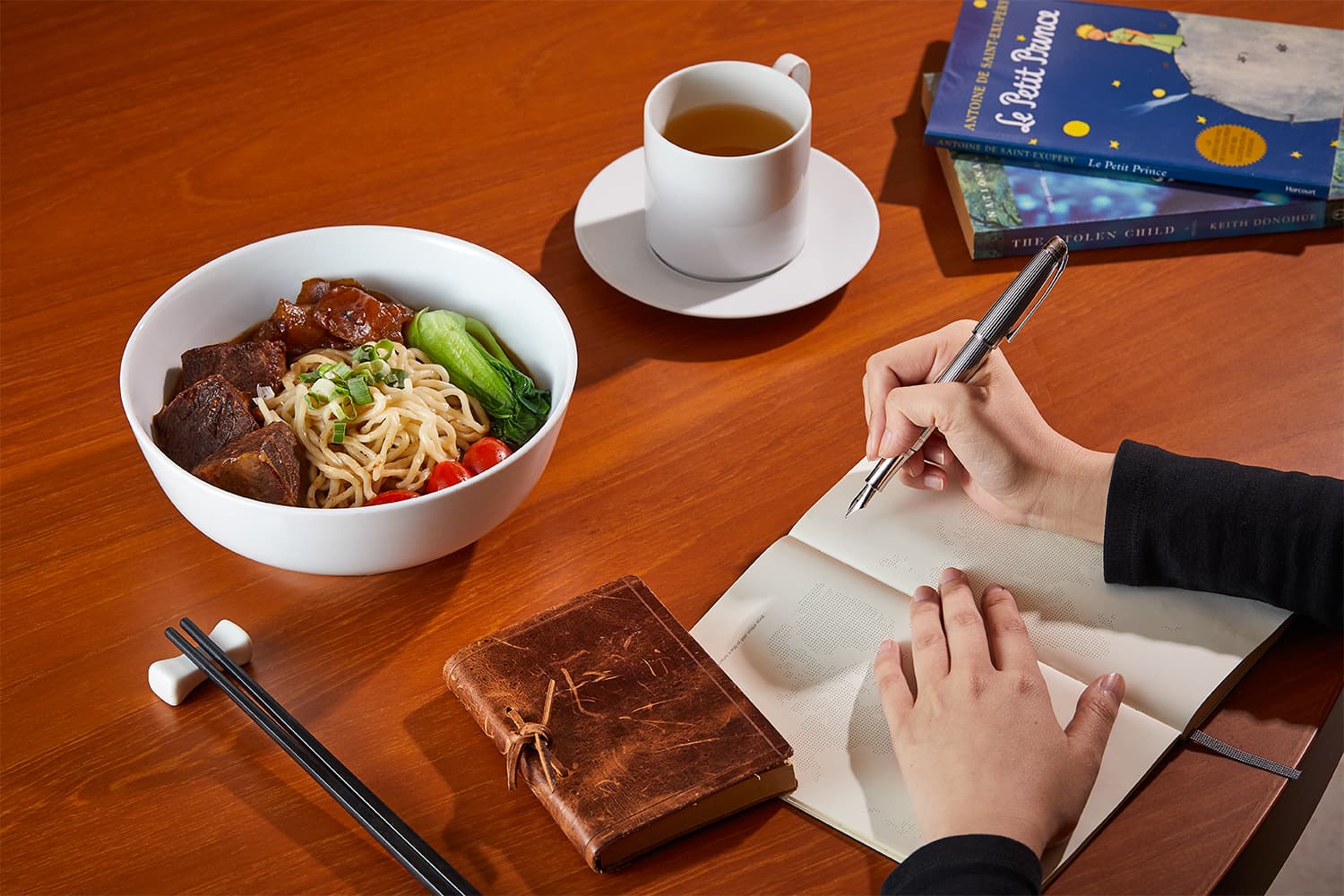 宅在家,誠品行旅的「炙燒和牛頰牛肉麵」常溫包,上菜方便快速。(誠品行旅提供)
