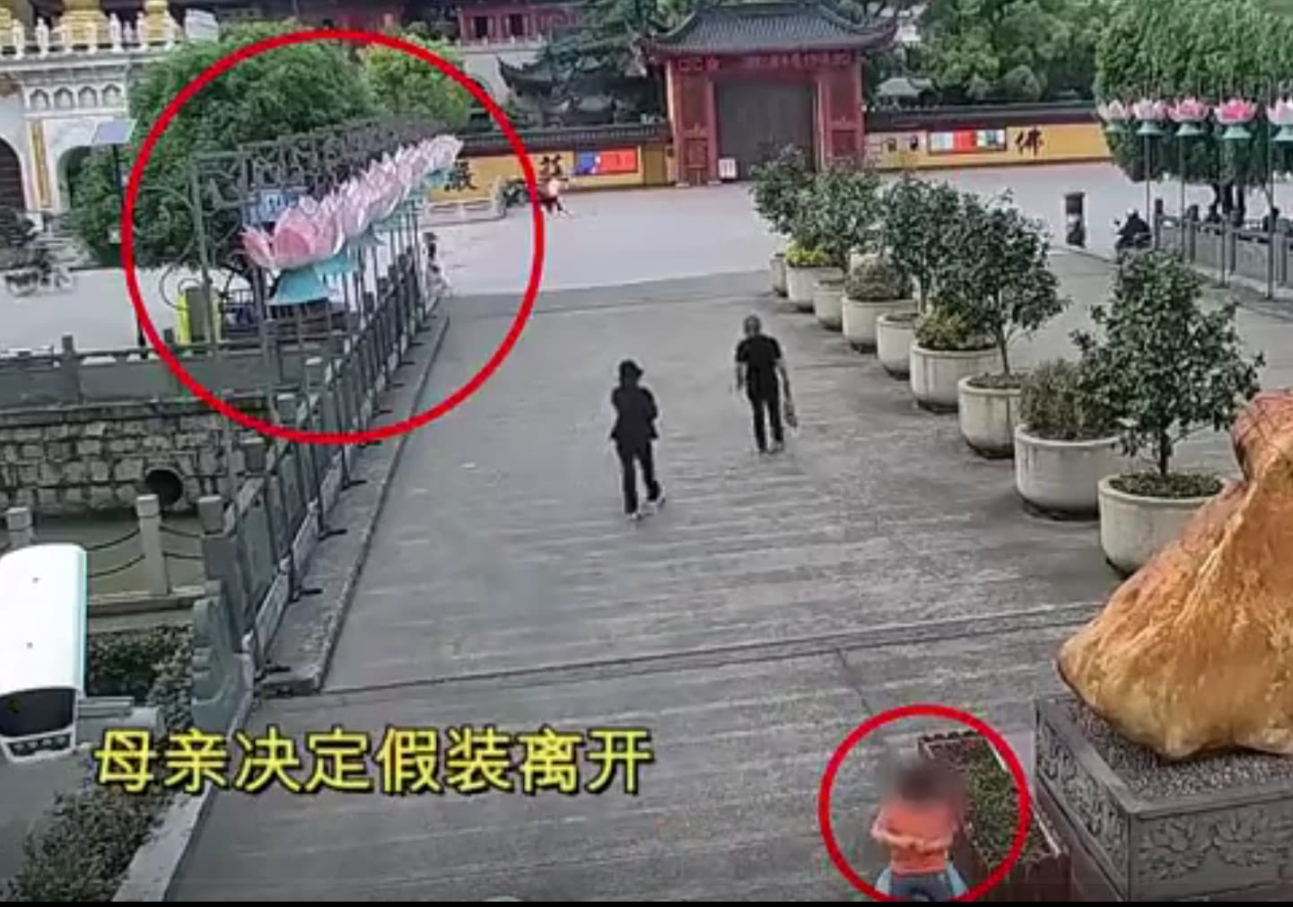 小男孩的媽媽和奶奶作狀轉身離開,獨留小男孩在原地。(翻攝自微博)