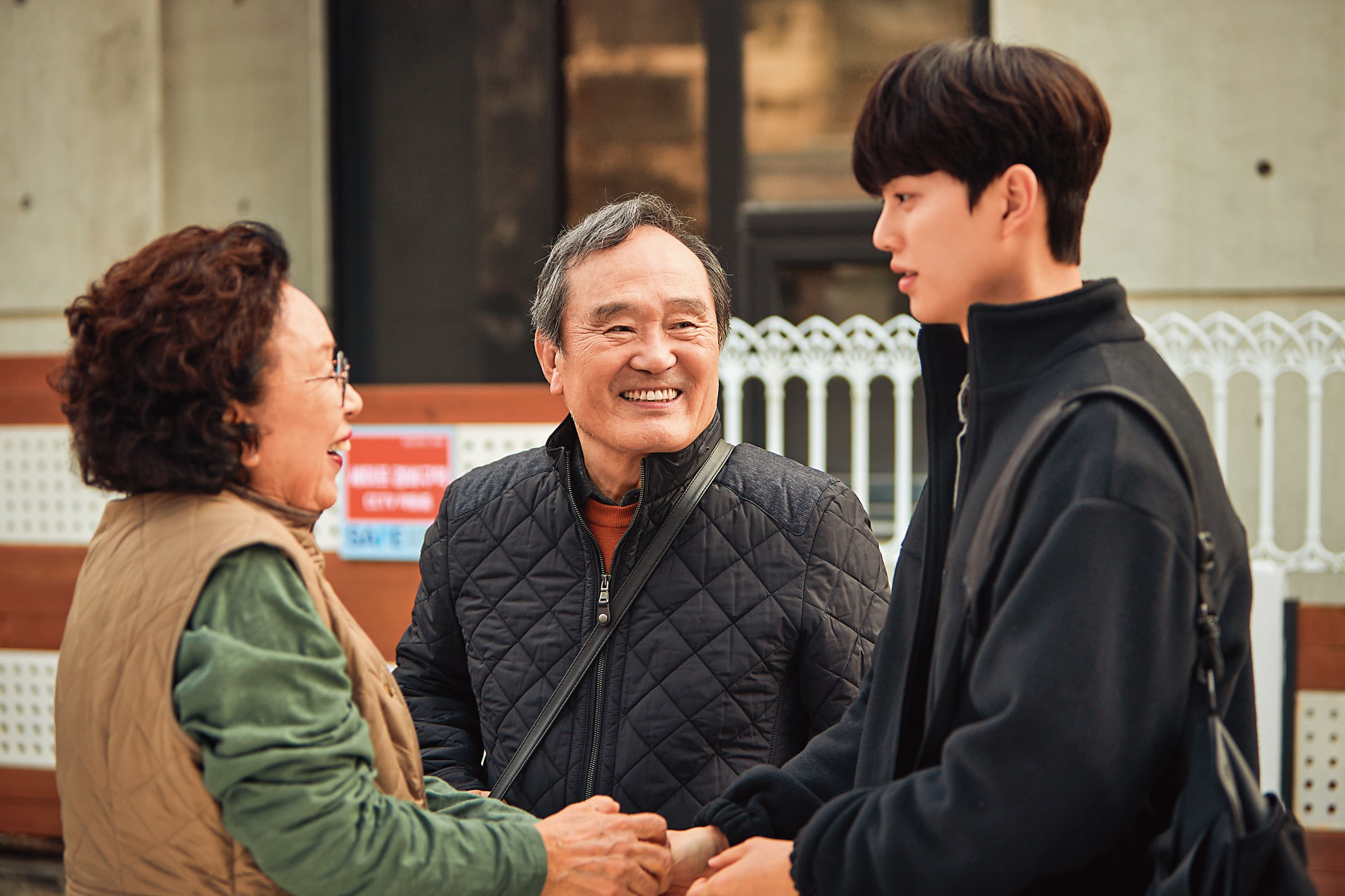 76歲的朴仁煥(中)在《如蝶翩翩》飾演70歲追夢跳芭蕾的爺爺,細膩演技深獲觀眾喜愛。(Netflix提供)