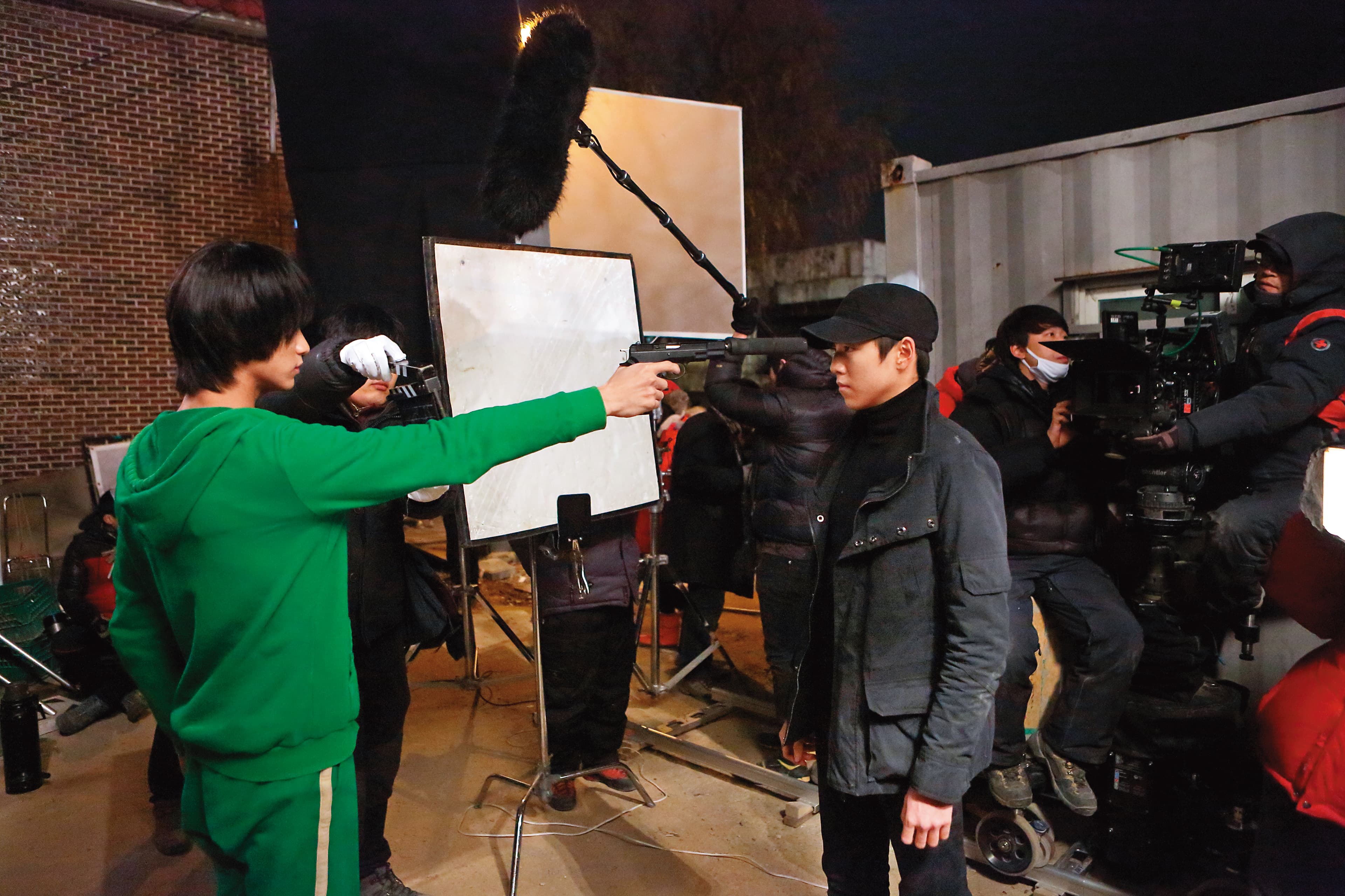 《偉大的隱藏者》電影由金秀賢(左)主演,上映後在韓國寫下票房佳績。(翻攝自Daum Movie)