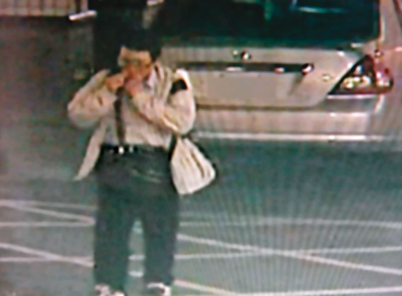 黃男離開現場時提著一包塑膠袋,裡面裝著凶器及血雨衣。(翻攝畫面)