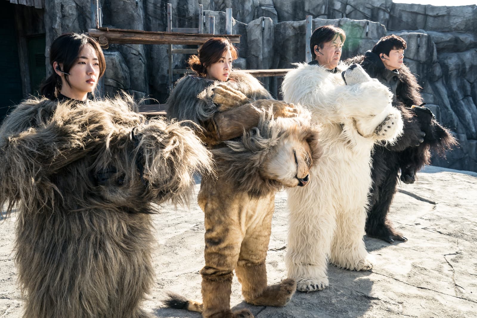 HUN執筆的《超"人"氣動物園》去年改編成真人版電影,在台票房突破3200萬元。(車庫娛樂提供)