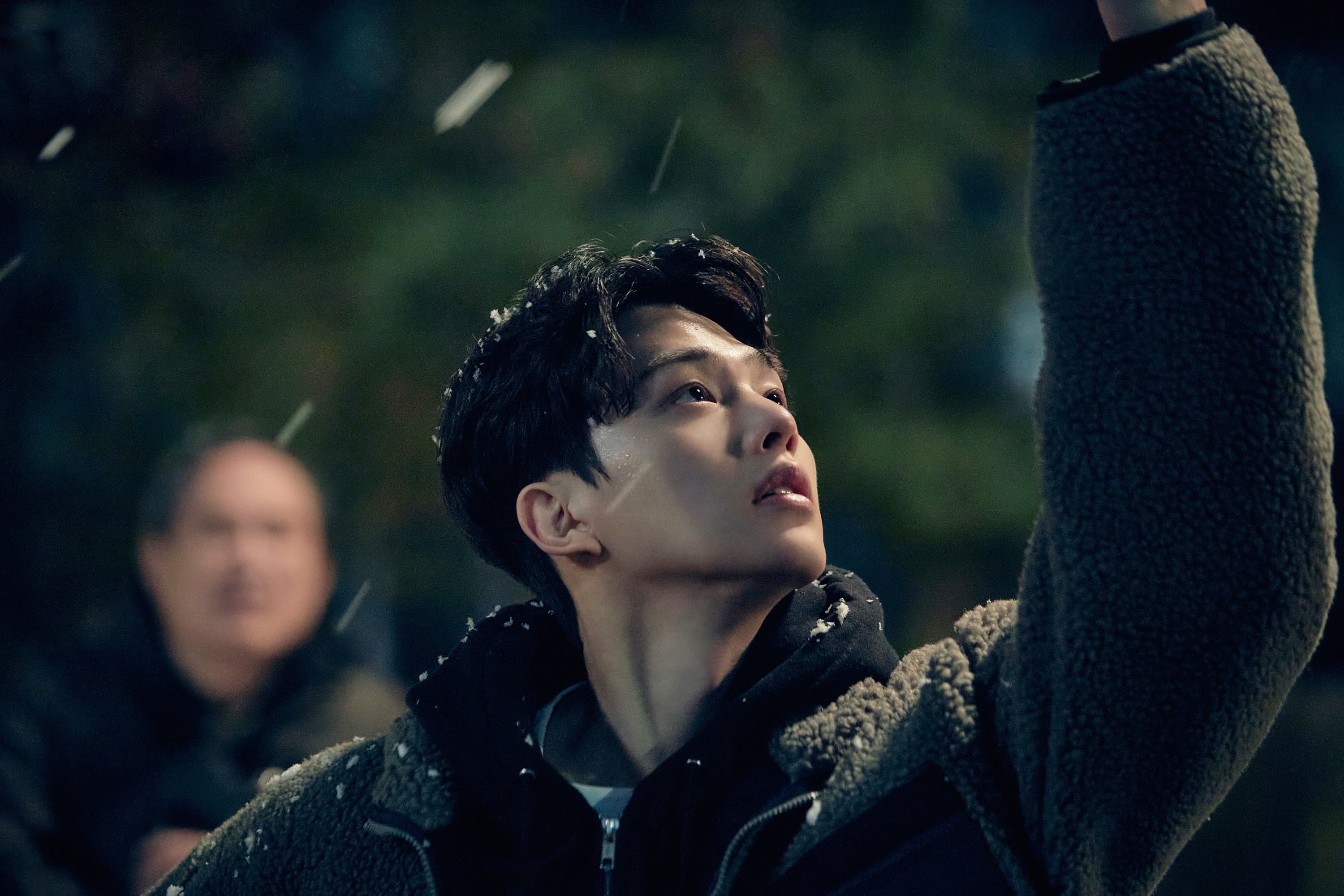 《如蝶翩翩》劇中宋江在雪中跳芭蕾,想喚起朴仁煥的記憶。(Netflix提供)