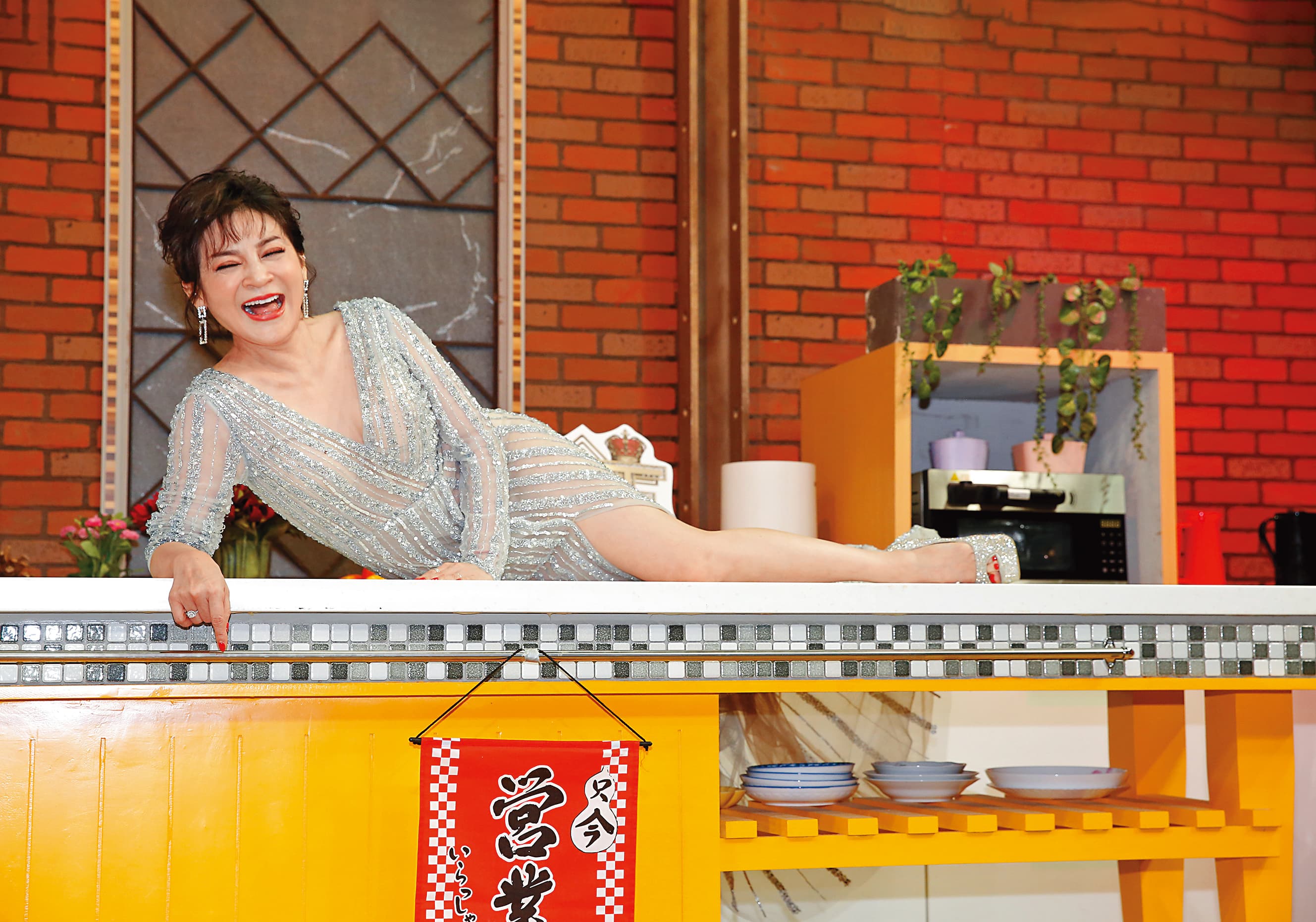 王彩樺沒架子、為了宣傳節目，露腿橫躺也不以為意。
