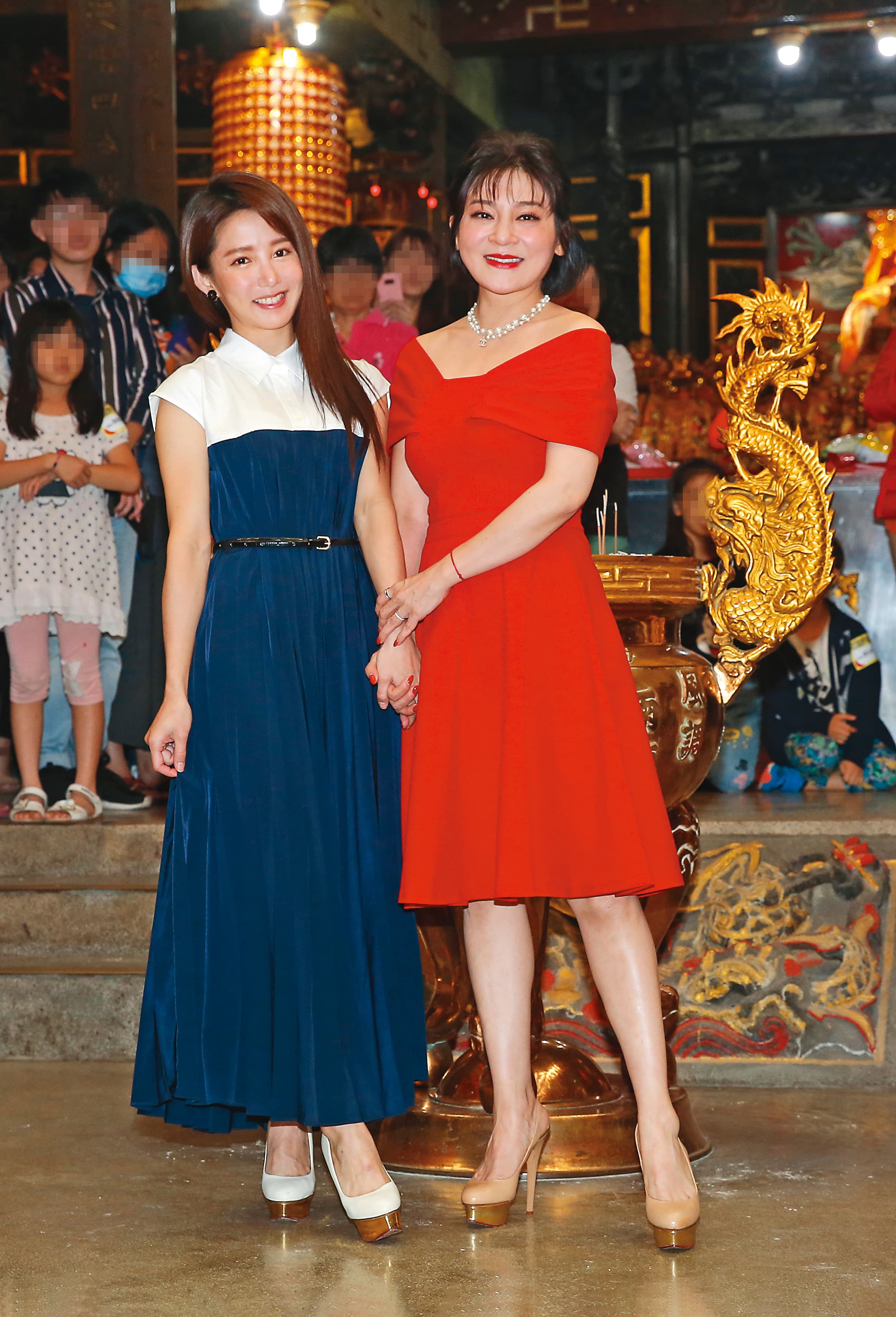 王彩樺(右)在《通靈少女2》中飾演媽媽,嫻熟演技差點把演女兒的郭書瑤(左)嚇哭。