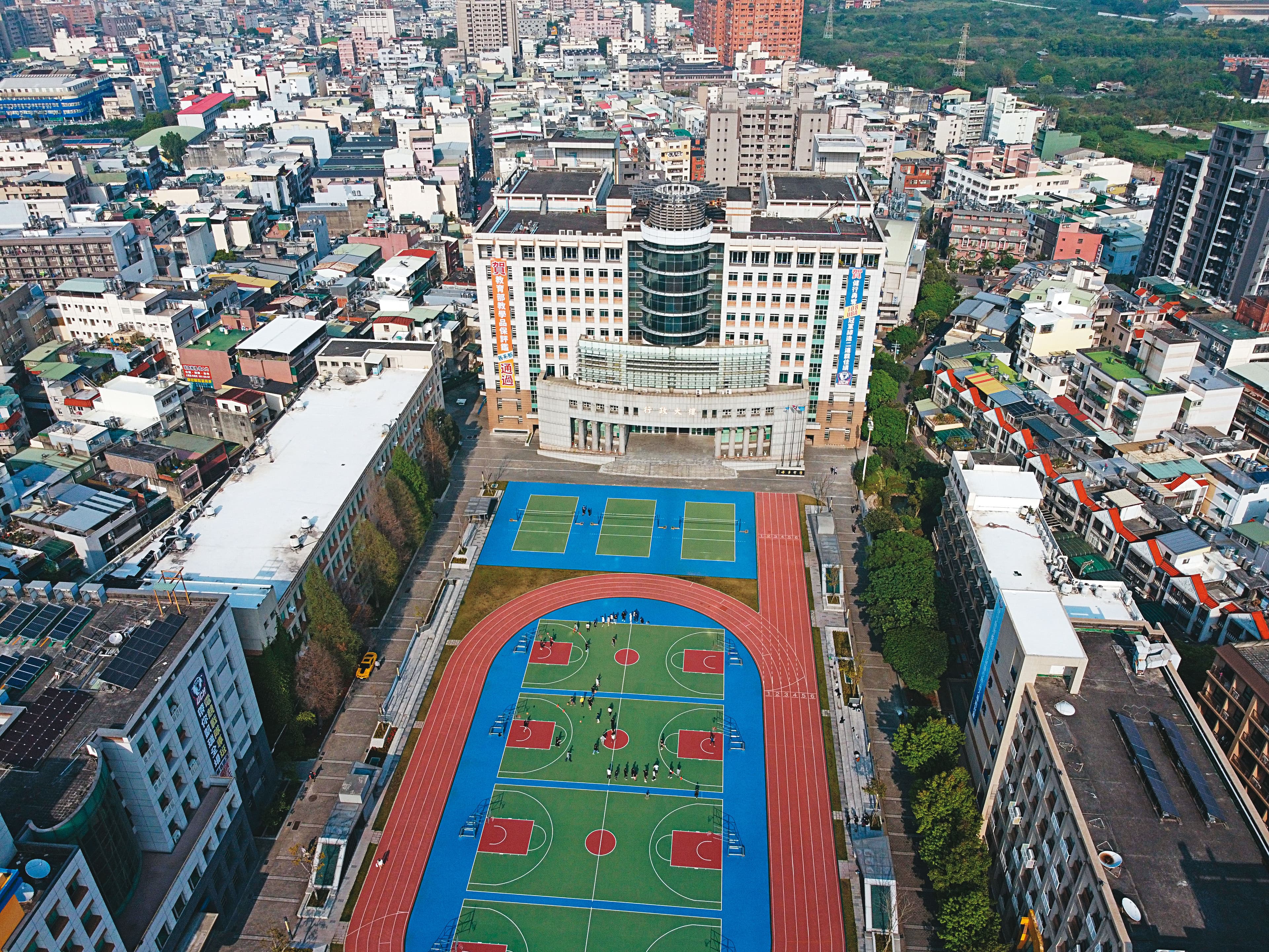 位於桃園中壢、擁有萬名師生的健行科大,爆發董事長家族涉嫌掏空。