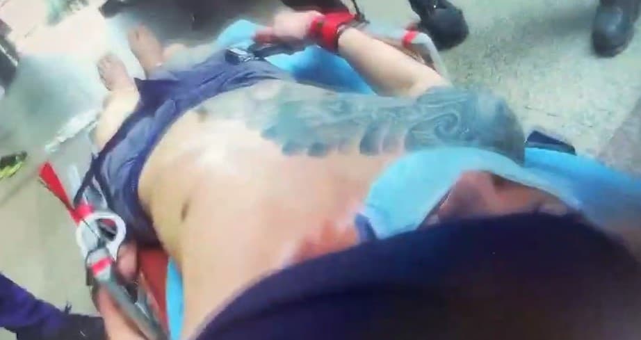 林男隨後遭警方強制送往三軍總醫院北投分院就醫。(翻攝畫面)