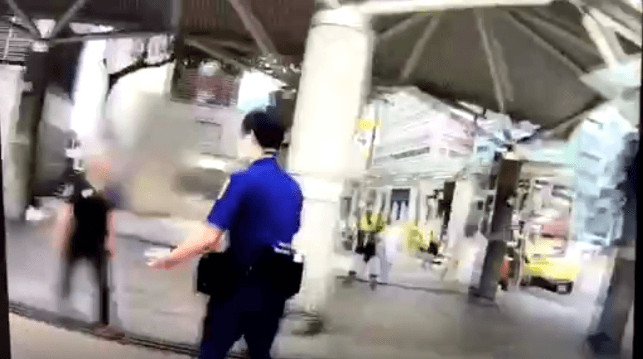 嫌犯持刀揮砍員警。(中正一分局提供)
