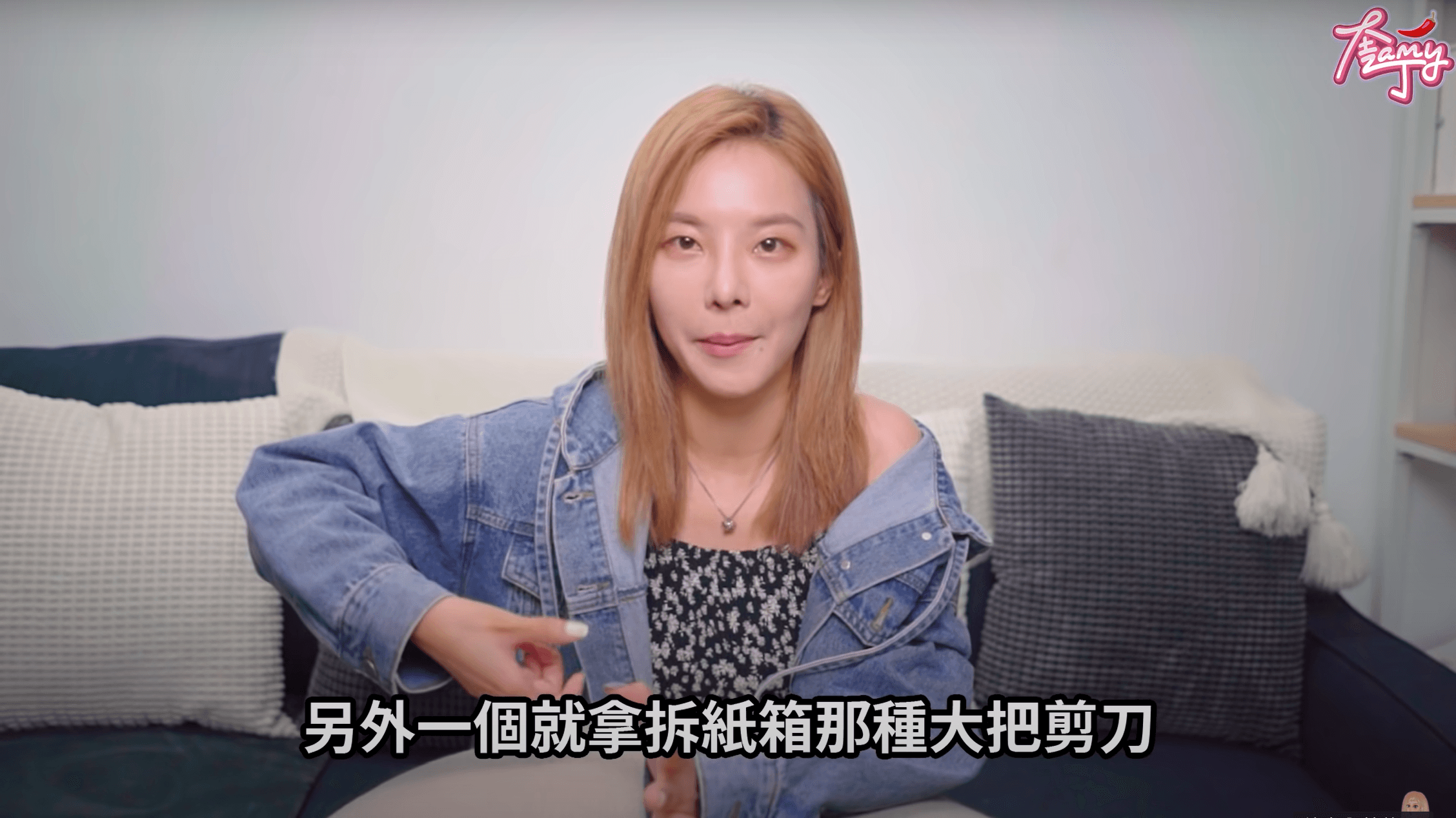 前任、現任男友得知雙雙被劈腿,氣得剪奎丁的頭髮洩憤。(翻攝自奎丁YouTube頻道)