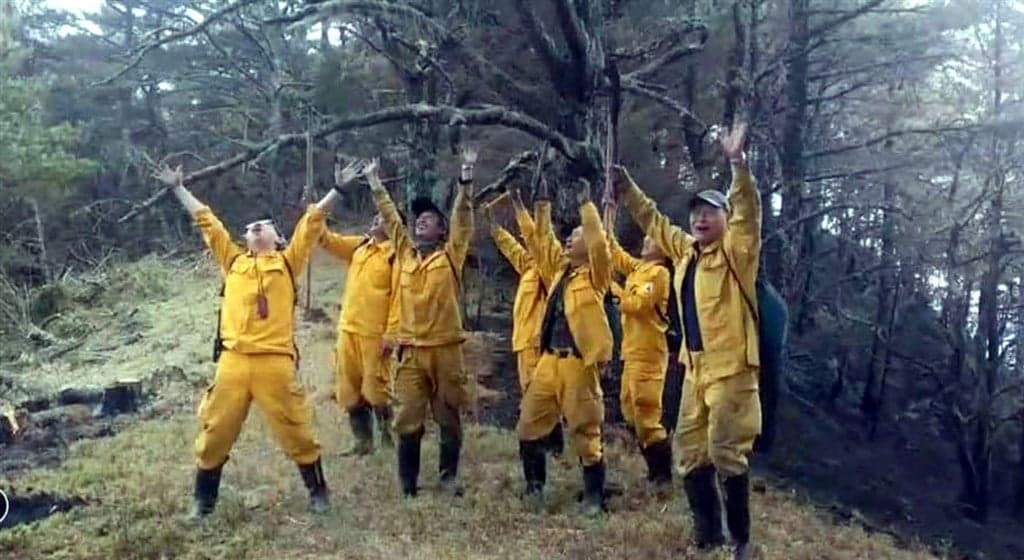 玉山國家公園八通關杜鵑營地,火勢終於在昨天獲得控制,讓連續多日沒回家的森林護管員大聲歡呼,高喊終於可以回家了。(嘉義林管處提供)