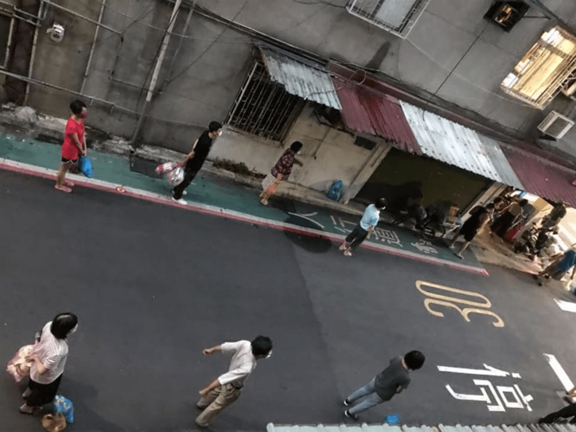 有網友分享自家樓下民眾排隊等垃圾車時,自動相隔1至1.5公尺的社交距離。(翻攝自我是景美人《與您分享在地生活》)