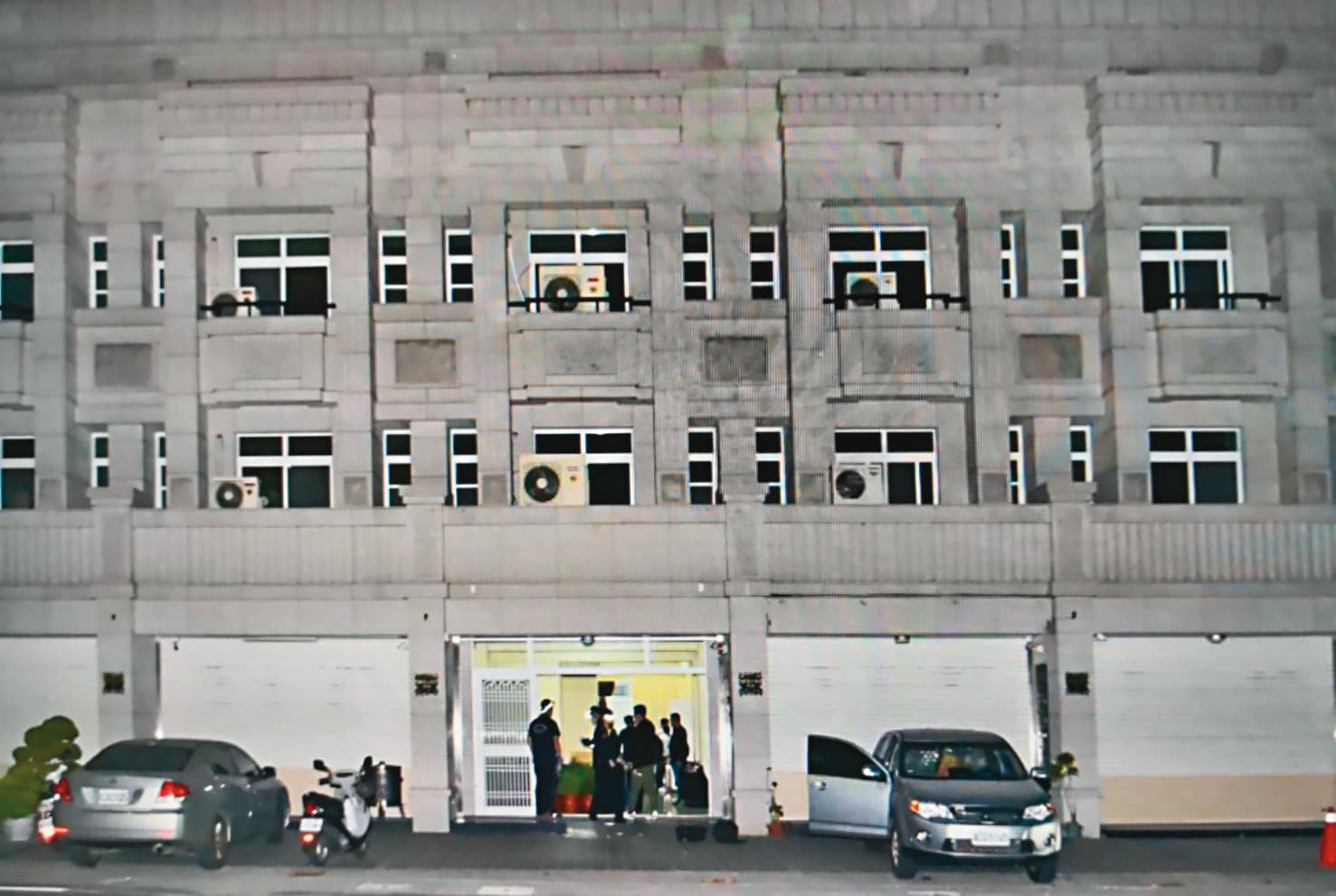 嘉義毒梟在市區承租33棟透天豪宅種大麻,不但以一條龍方式整合產銷,還利用加盟及契作手法吸納富二代。圖為其中3棟種大麻的豪宅。(讀者提供)