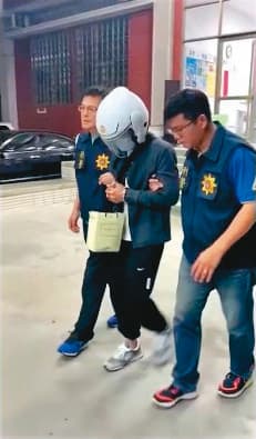 37歲大麻王葉翔浤(中)傳授栽種大麻技術,並向每位學徒收取150萬元加盟金,日前在台南落網,已遭收押禁見。