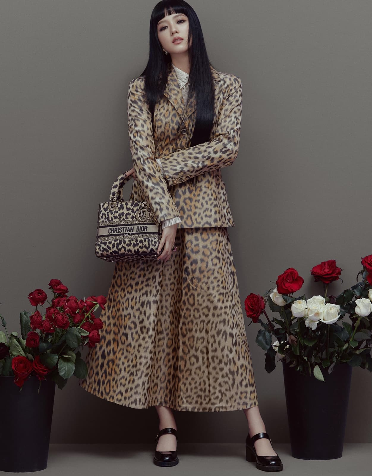 智秀手提Lady D-Lite豹紋刺繡帆布中型提包,NT$155,000。(Dior提供)