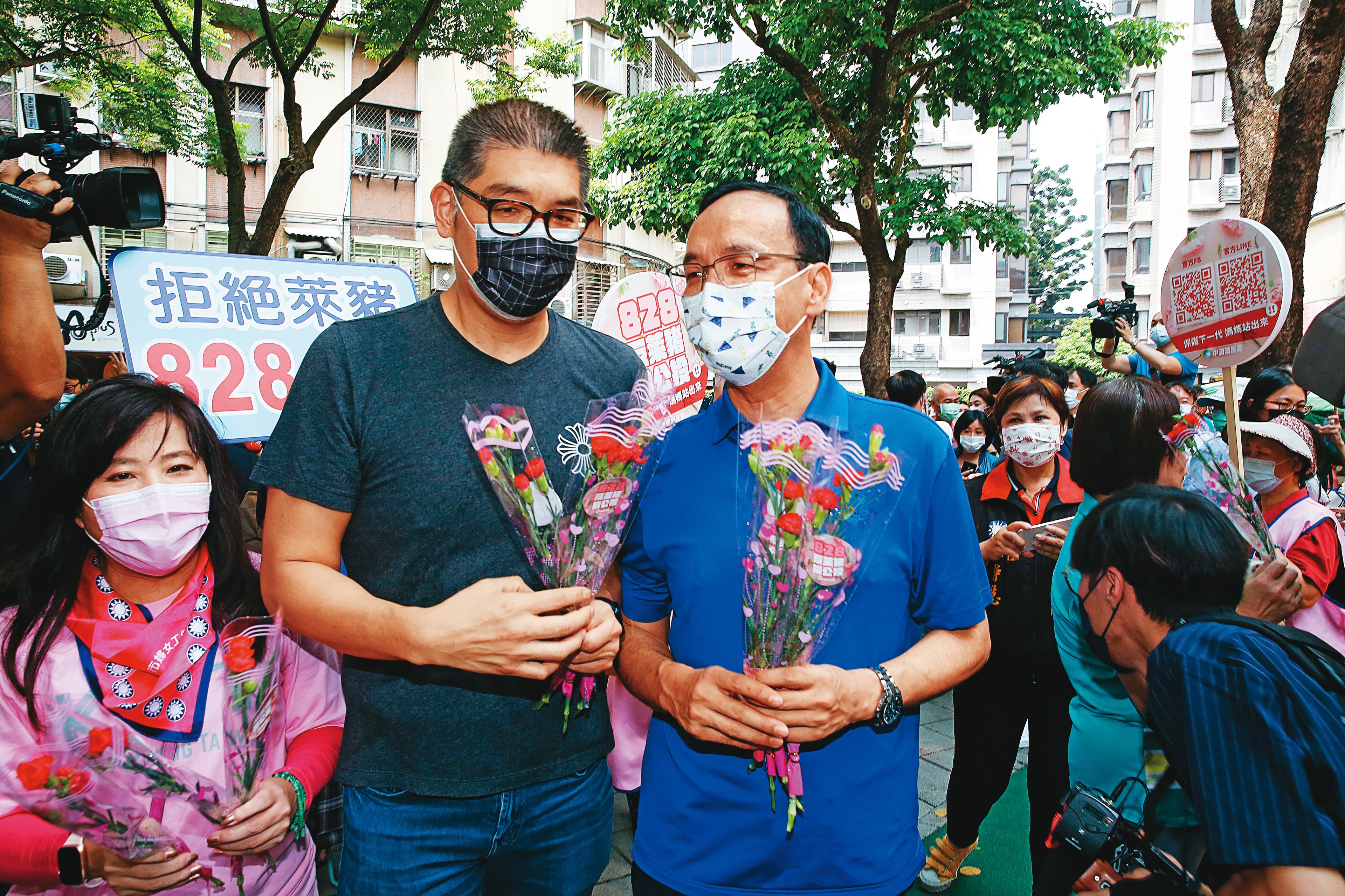 力挺朱立倫(左3)、連勝文(左2)的人馬認為,疫情肆虐,應延後黨魁選舉時程。