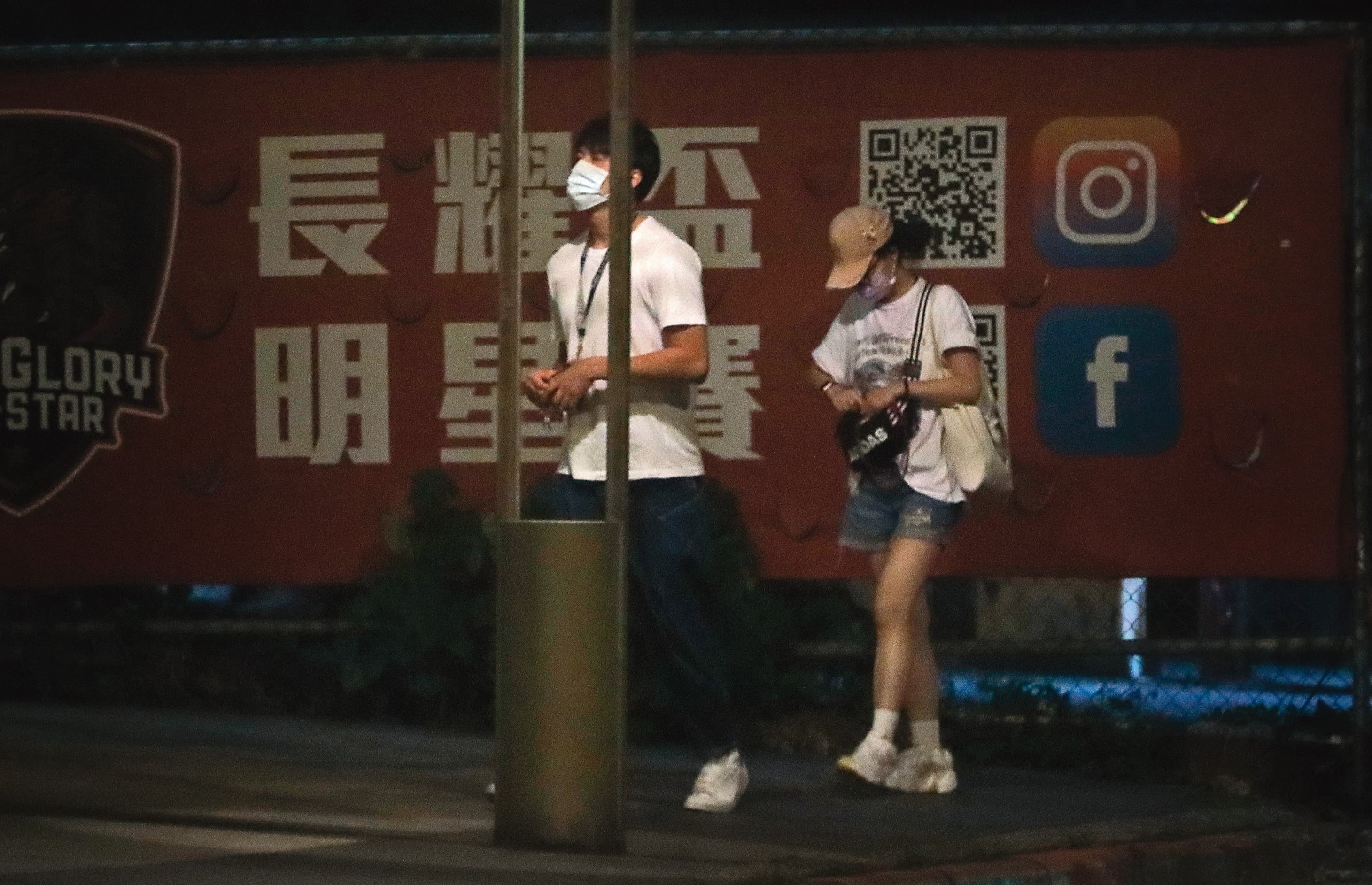 19：58，收工之後，張睿家（左）戴上口罩和助理各自返家。