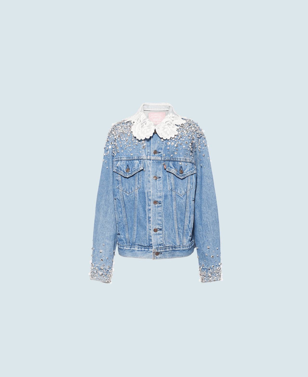 蕾絲水晶牛仔外套 $140,000 Upcycled by Miu Miu X Levi’s®。（Miu Miu提供）
