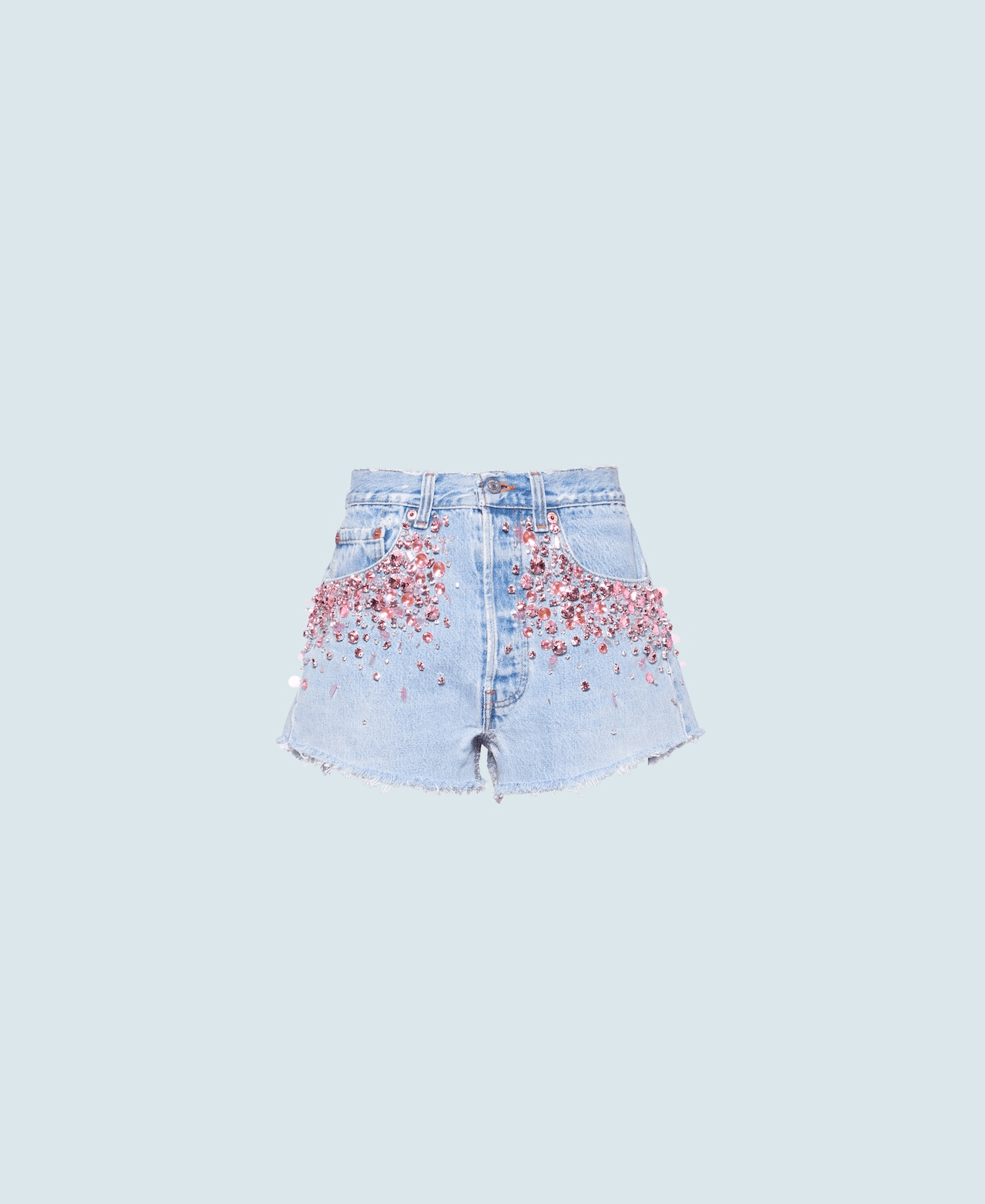 水晶刺繡牛仔短褲 $79,000 Upcycled by Miu Miu X Levi’s®。（Miu Miu提供）