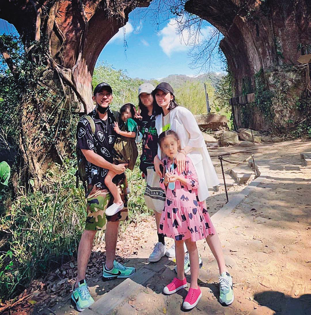 賈靜雯(後排右一)與修杰楷(後排左一)婚後生下可愛的女兒咘咘(前排)和Bo妞(後排左二),因女兒長相超萌而有高人氣,先前她也帶著大女兒(後排右二)一起到苗栗度假。(翻攝自賈靜雯IG)