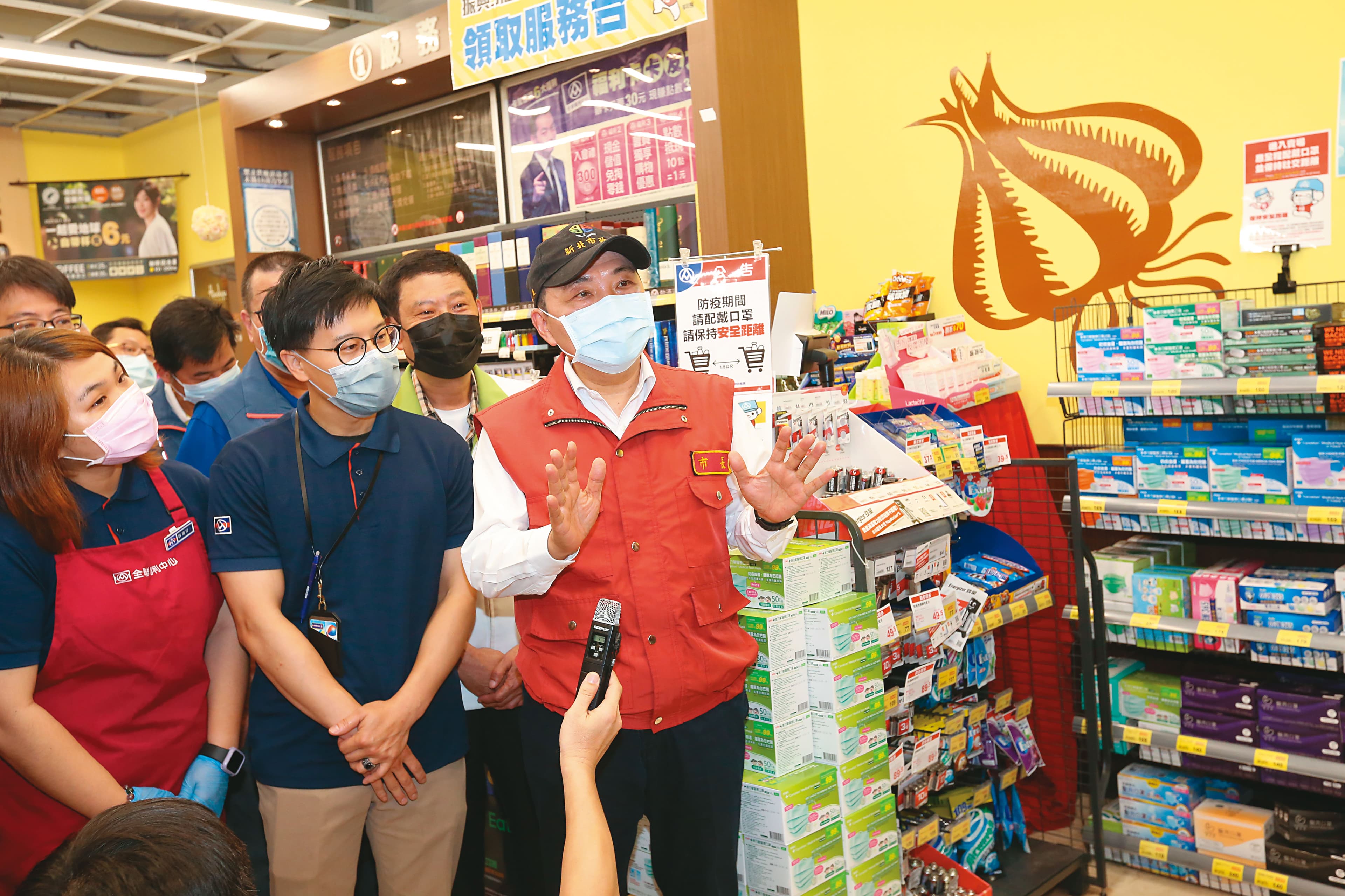 相較於曾與台北市長柯文哲合體,陳時中卻直言,新北市建置集中檢疫所的速度沒那麼快。圖為新北市長侯友宜(右)視察大消毒畫面。