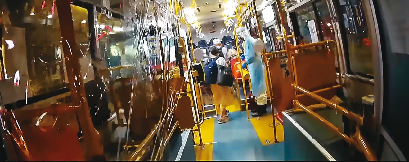 新北市近期確診人數有超車北市的趨勢,市府為有效分流,將公車改裝成防疫巴士,協助運送輕症、無症狀確診者。(翻攝新北消防發爾麵臉書)