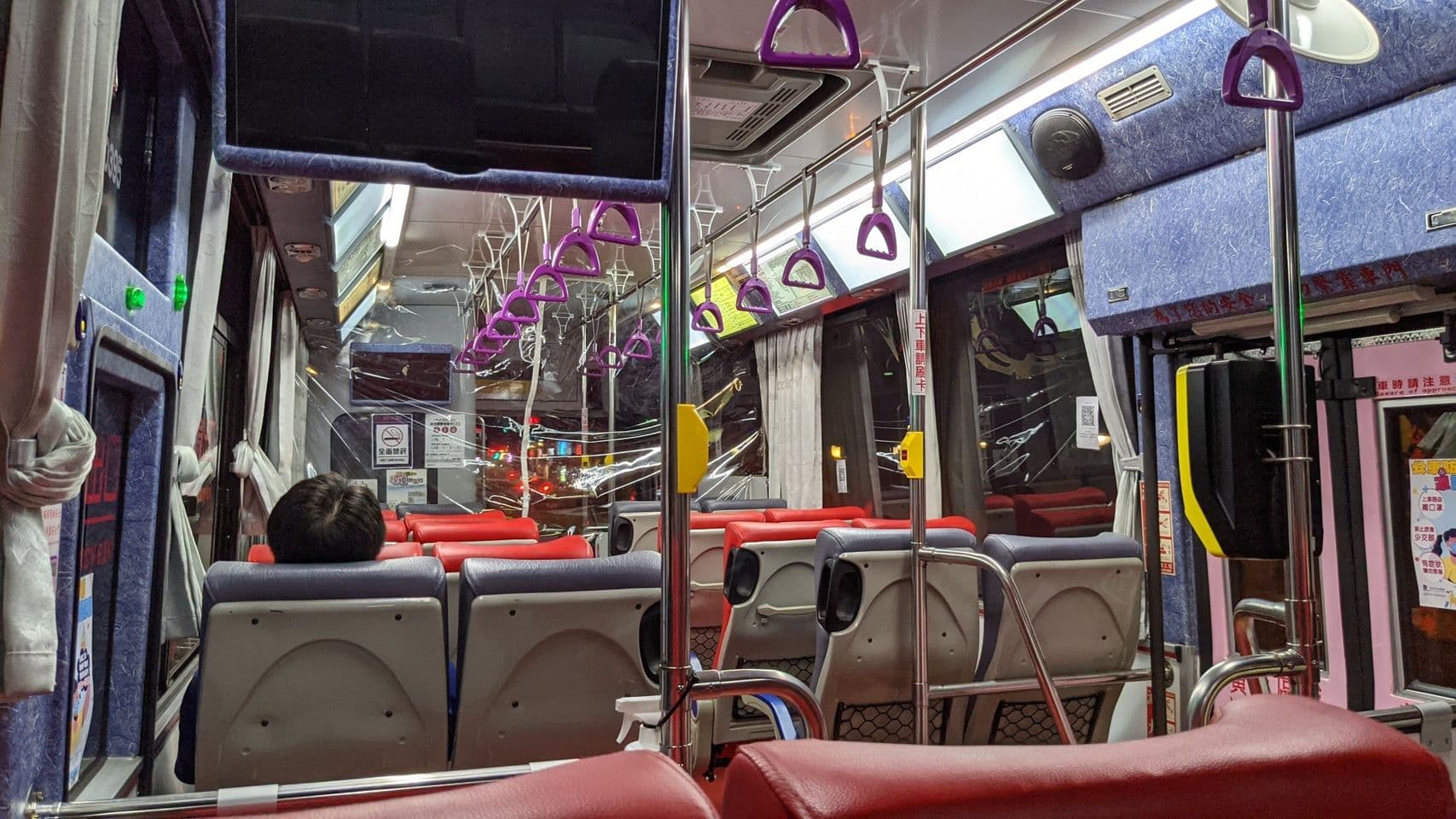 吳崢昨晚po文表示,自己快篩呈現陽性反應,「突然就被送上車載走了…好不真實。」(翻攝自吳崢臉書)