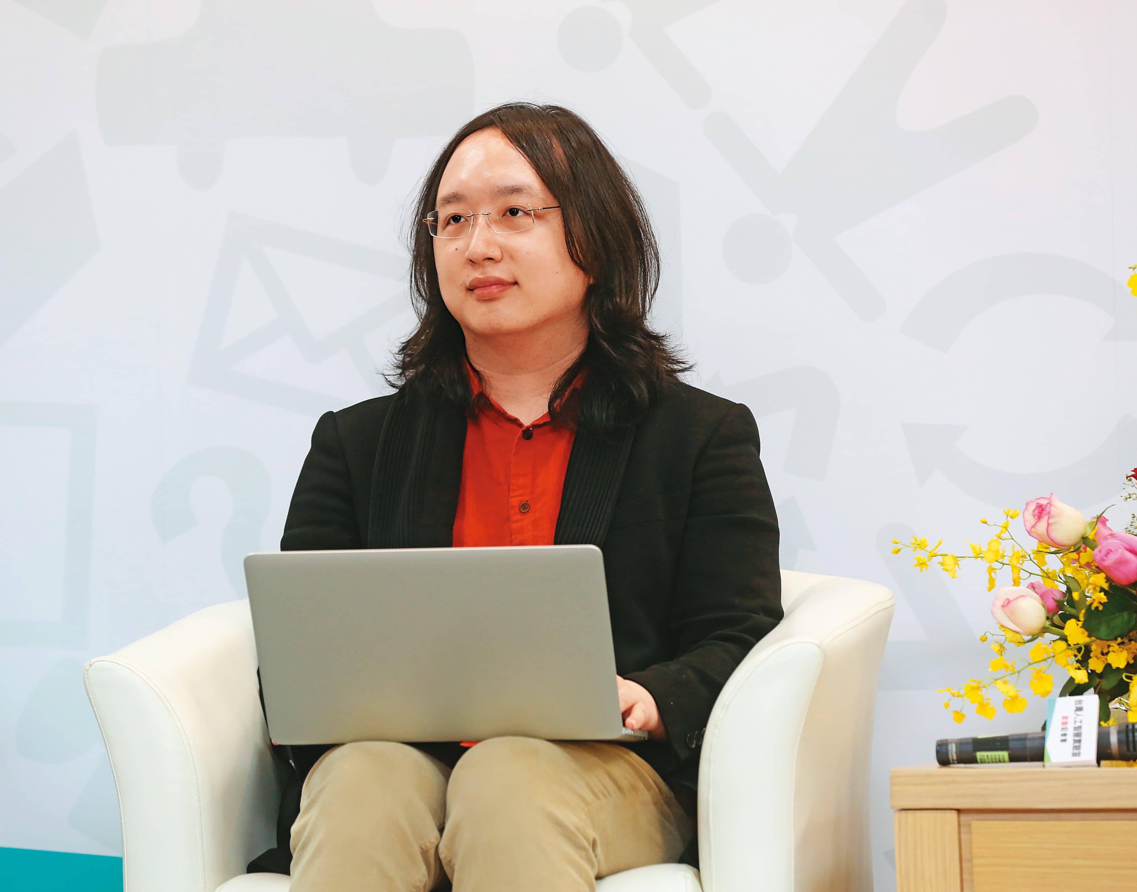 行政院政務委員唐鳳設計的「簡訊實聯制」,對疫情管控助益甚大。