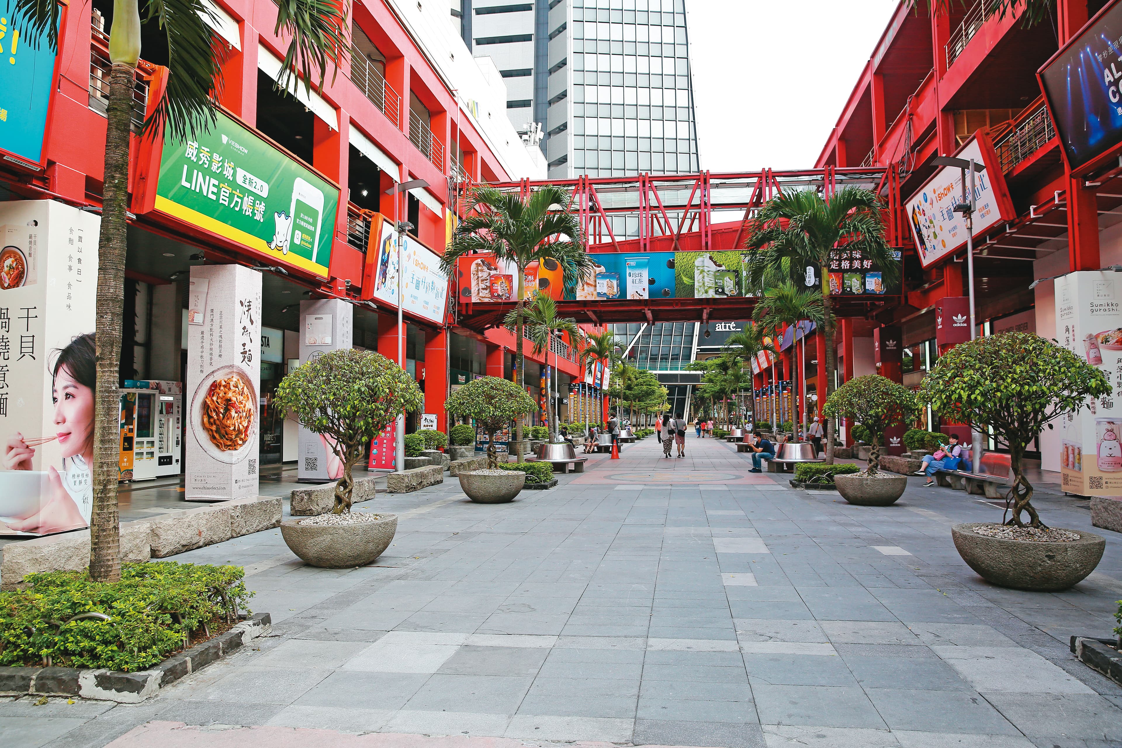 全台疫情大爆發,以往人潮眾多的台北市信義商圈最近十分冷清。