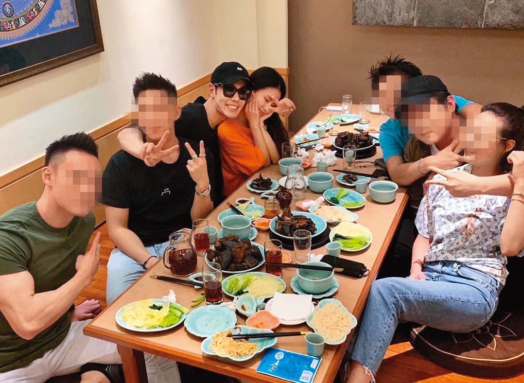 先前周予天(左三)出席朋友聚會,跟陳語安(左四)的動作親暱,關係惹人遐想。(翻攝自chao_charlie IG)