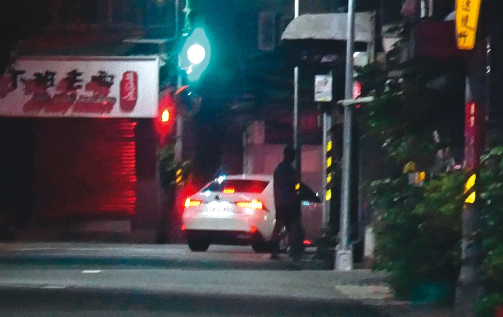 23:03 雖然聚會到了將近深夜，不過周予天與席惟倫各自回家，沒有續攤。