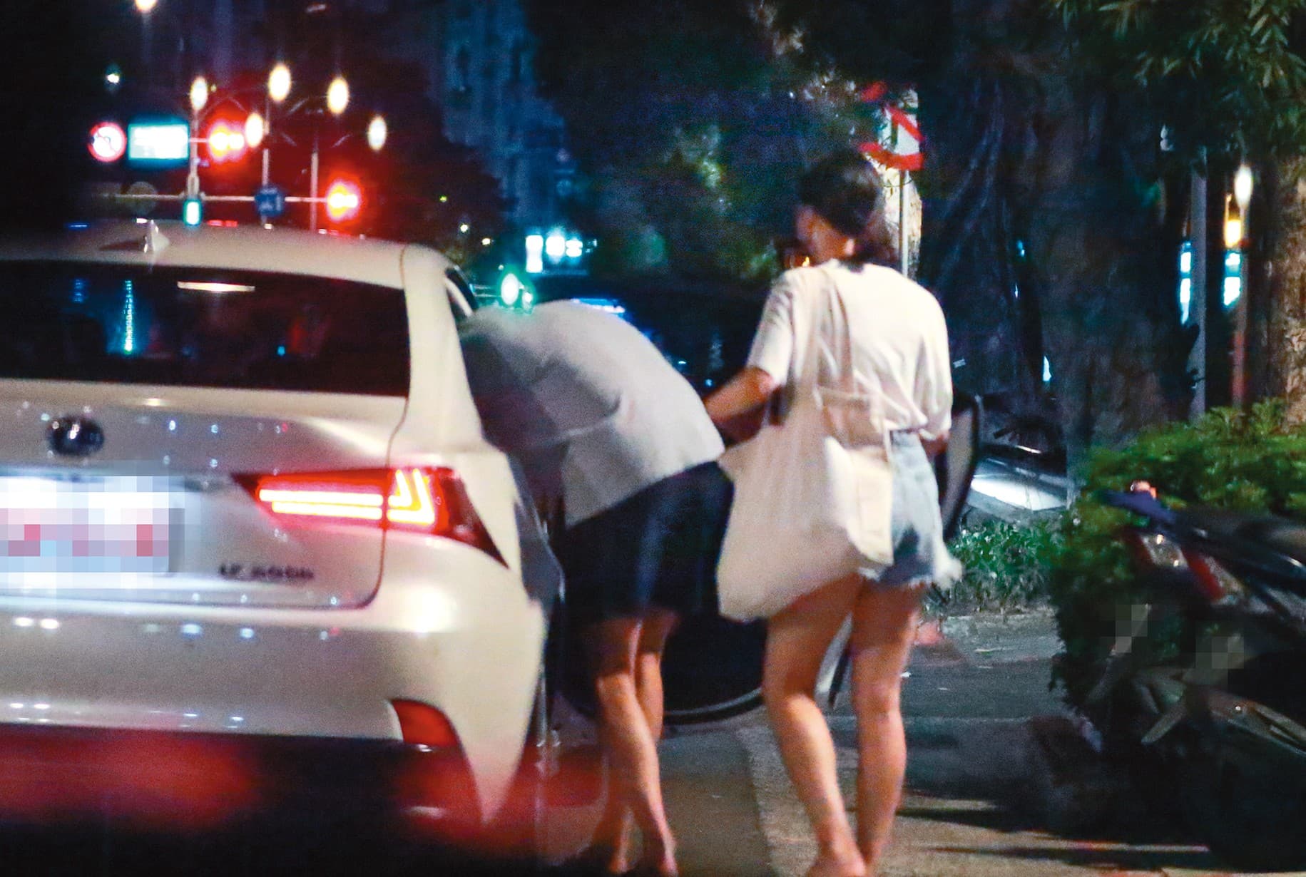 22:45 周予天（左）護送席惟倫（右）回家，兩人上了同一輛多元計程車擠在後座。