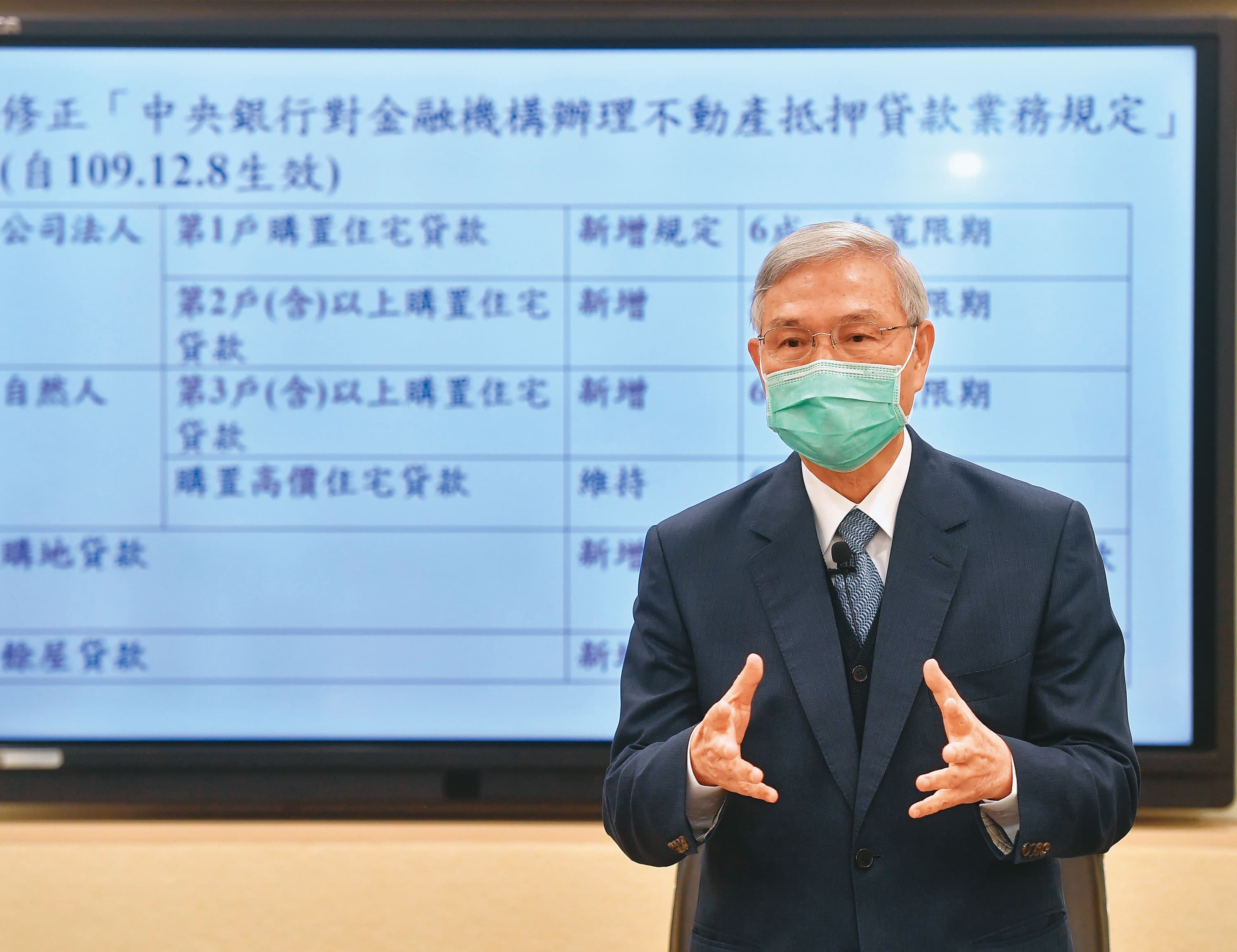 央行總裁楊金龍在去年底祭出土地限貸令等各項打炒房措施,但在大環境不變下,專家普遍認為房市欲跌不易。(中央社)