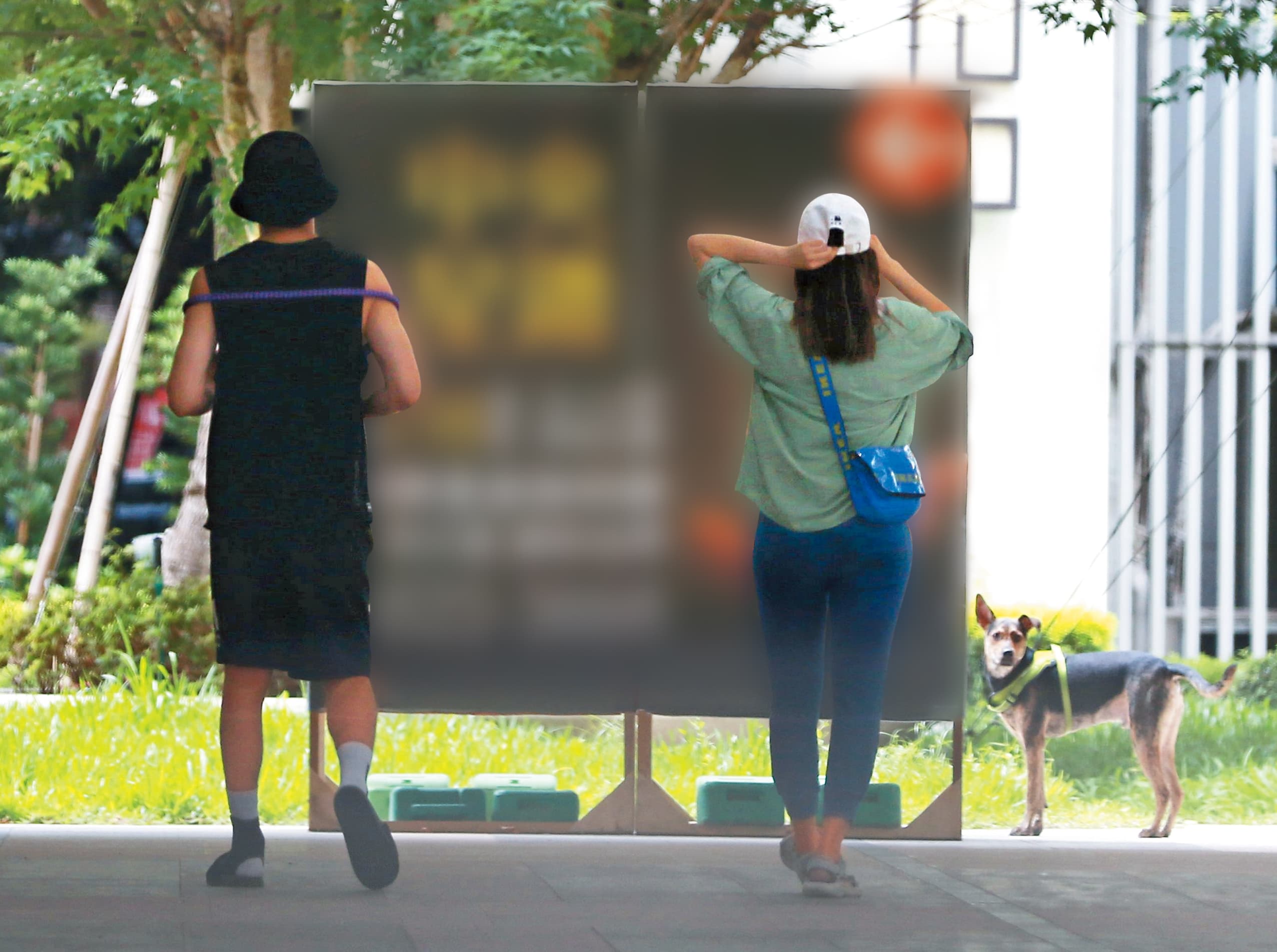 15:06 由於疫情關係,橘子跟李國毅帶著狗狗僅在自家社區裡放風,短短時間就又回屋內。