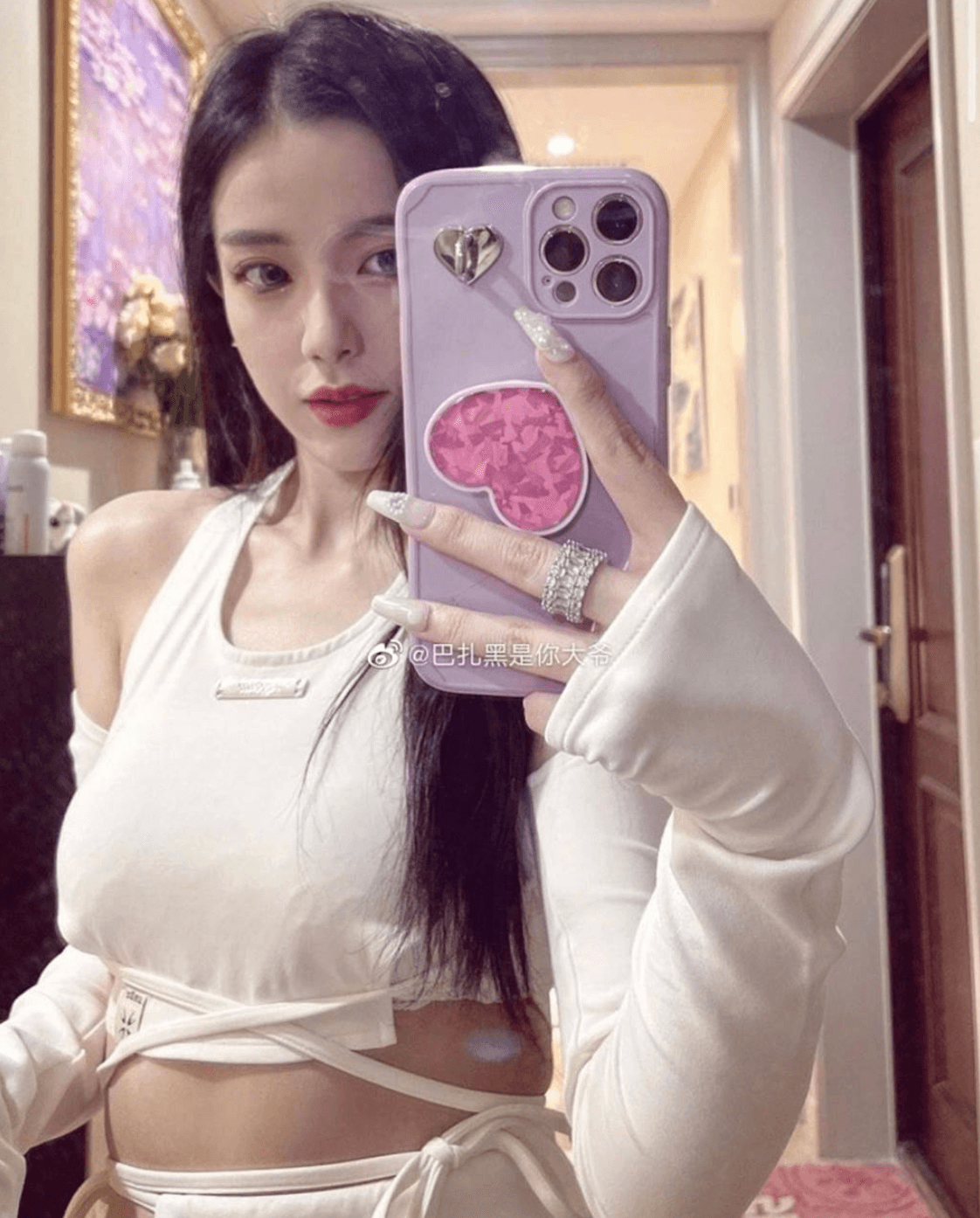 迅猛龍特蕾莎疑似忘記修圖,腰間肉溢出。(翻攝自美智子姐姐微博)