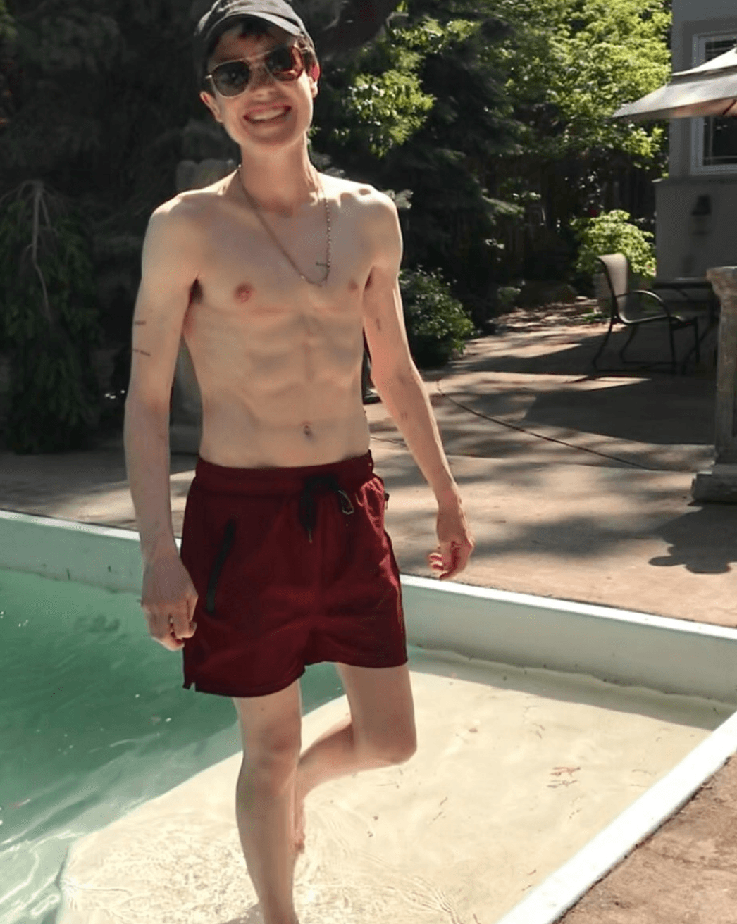 艾略特佩吉秀出8塊肌,胸前的傷疤隱約可見。(翻攝elliotpage IG)