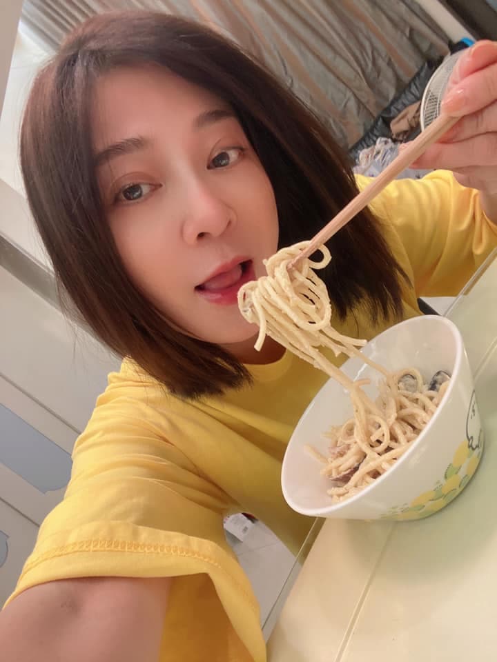 戴口罩的「正妹」是王彩樺,明星好友謝金晶、賴慧如、張文綺紛紛留言稱讚。(翻攝自王彩樺臉書)