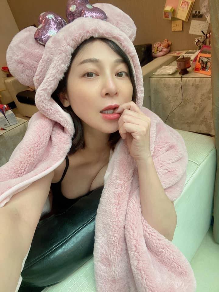 彩樺姐在家防疫仍是美美的,身上只穿著一件黑色小背心,一線深溝讓人看了好害羞。(遮眼)(翻攝自王彩樺臉書)