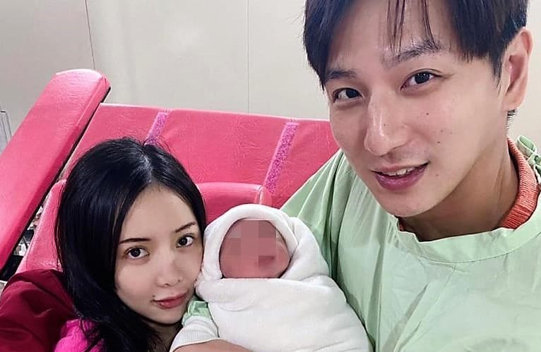 小煜去年7月宣布閃婚，一開始否認奉子成婚，但半年後兒子Mujo順利報到。（翻攝自楊奇煜臉書）