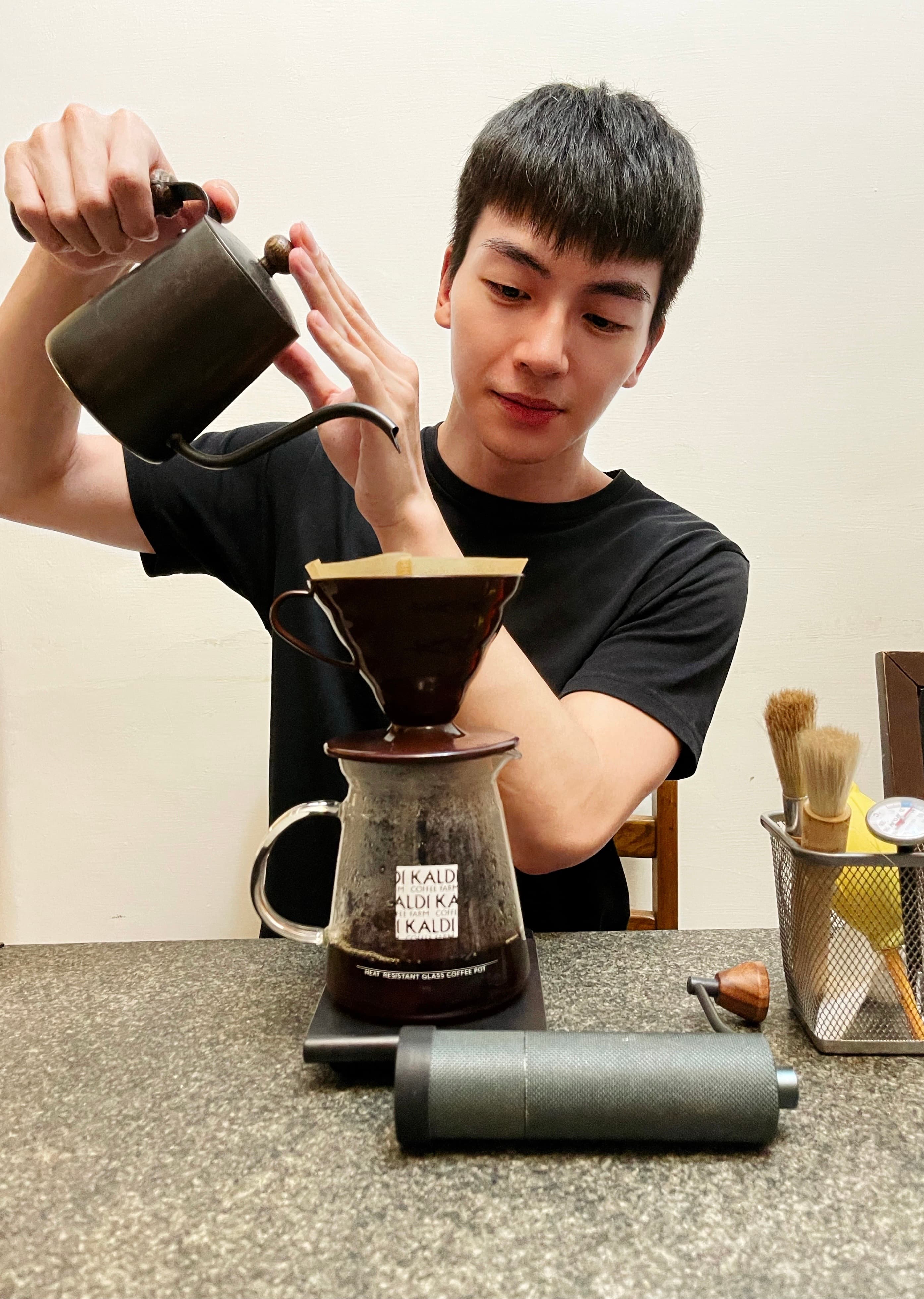 張洛偍在家防疫的日子,他也分享自己在家中的行程,「每天早上一定都會自己做早餐、手沖咖啡,還趁這段時間跟媽媽學做幾道菜」。(周子娛樂提供)