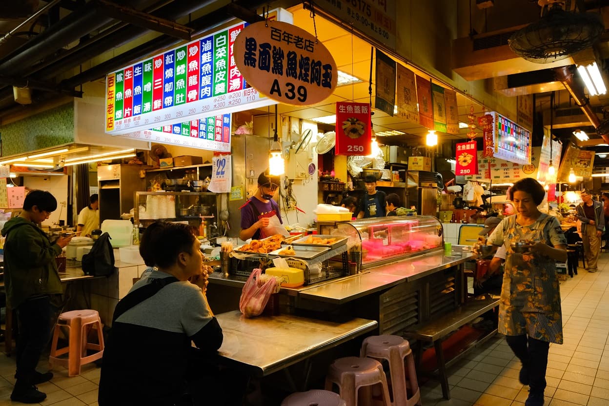 「黑面阿玉鯊魚煙」是市場最老的店,已經117年,如今傳承到第三代。