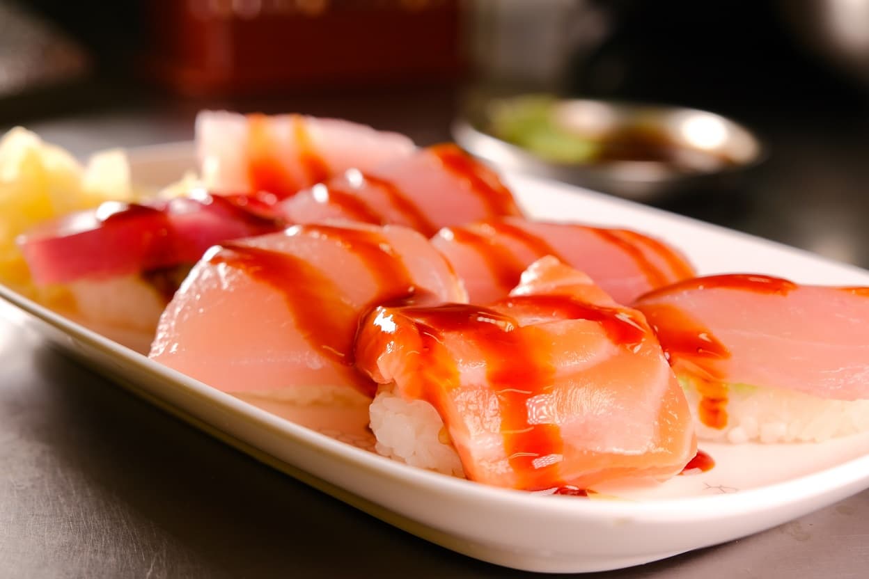 飯量大,每片魚肉都有1公分厚度的「生魚飯」,是基隆人的日常飲食。(120元/份)